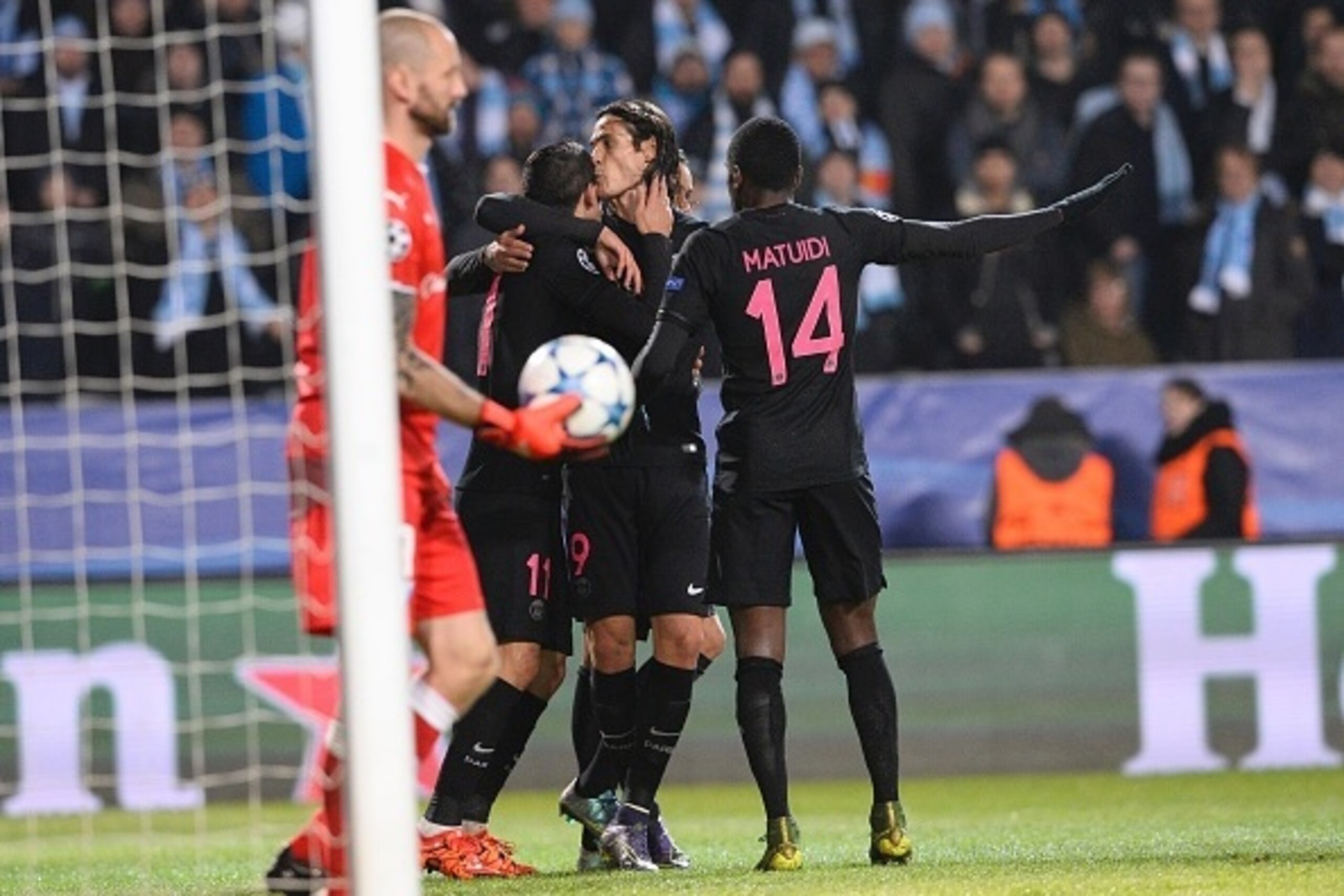 Paris Saint-Germain's Uruguayan forward Edinson Cavani kisses Paris Saint-Germain's Argentinian forward Angel Di Maria who score the 0-2 goal during the UEFA Champions League Group A, second-leg football match Malmo FF vs Paris Saint-Germain (PSG) in Malm Paris Saint-Germain's Uruguayan forward Edinson Cavani kisses Paris Saint-Germain's Argentinian forward Angel Di Maria who score the 0-2 goal during the UEFA Champions League Group A, second-leg football match Malmo FF vs Paris Saint-Germain (PSG) in Malm