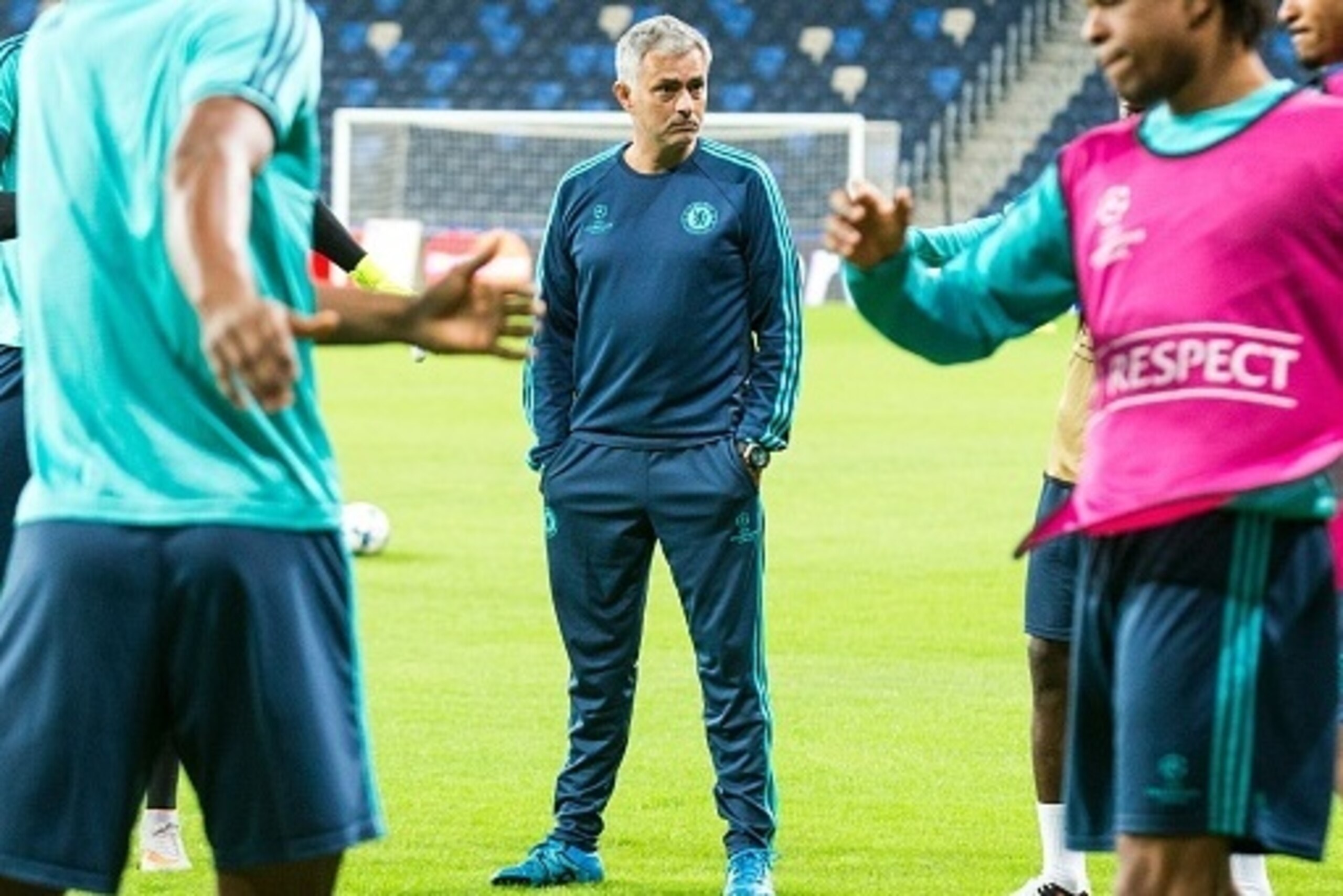 Chelsea's Portuguese head coach Jose Mourinho (C) oversees a training session at the Sammy Ofer Stadium in the Israeli coastal city of Haifa on November 23, 2015, on the eve of their UEFA Champions League group G football match against Maccabi Tel Aviv. /