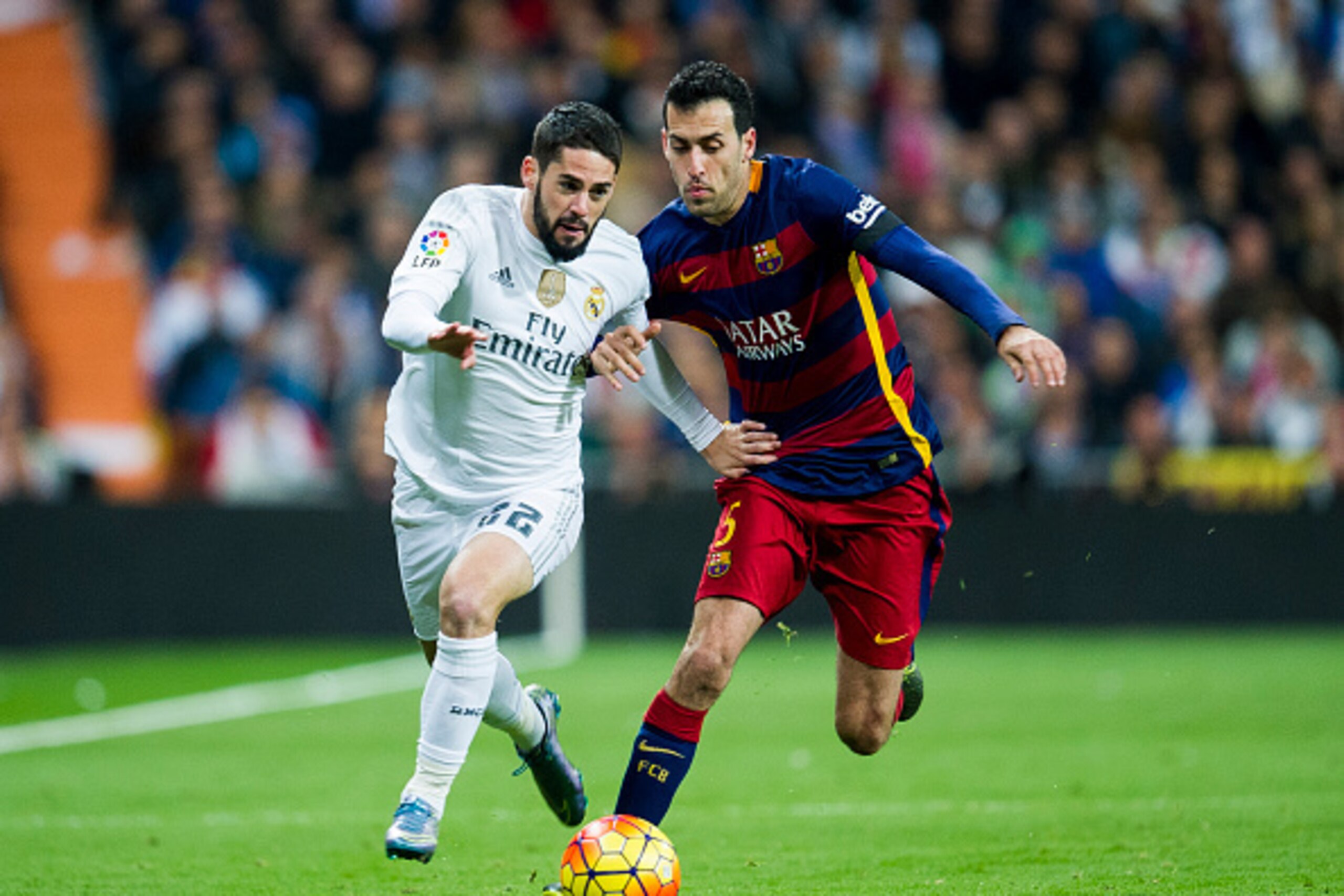 MADRID, SPAIN - NOVEMBER 21: Isco of Real Madrid duels for the ball with Sergio Busquets of Barcelona during the La Liga match between Real Madrid CF and FC Barcelona at Estadio Santiago Bernabeu on November 21, 2015 in Madrid, Spain.  (Photo by Juan Manu