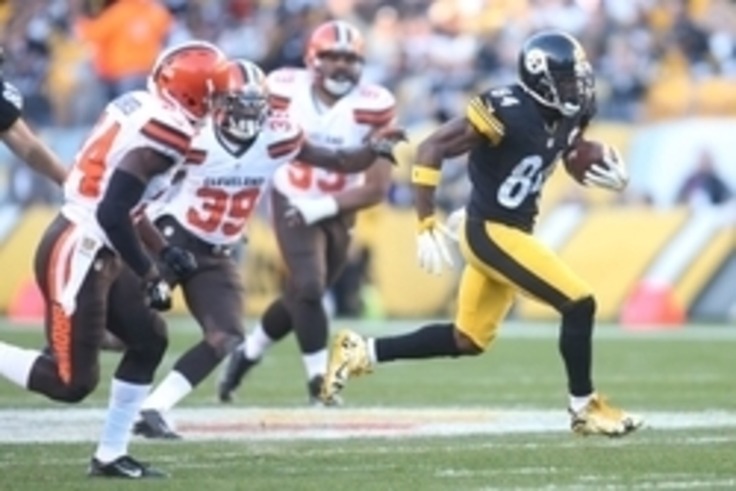 Nov 15, 2015; Pittsburgh, PA, USA; Pittsburgh Steelers wide receiver Antonio Brown (84) runs after a catch to score on a fifty-six yard touchdown against the Cleveland Browns during the fourth quarter at Heinz Field. The Steelers won 30-9. Mandatory Credi