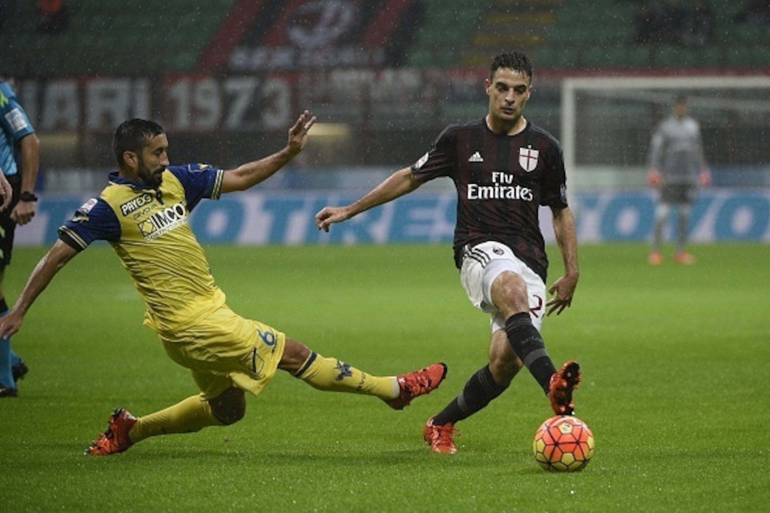 AC Milan's midfielder from Italy Giacomo Bonaventura (R) fights for the ball with Chievo's midfileder from Italy Giampiero Pinzi during the Italian Serie A football match AC Milan vs Chievo on October 28, 2015 at the San Siro Stadium stadium in Milan. AFP AC Milan's midfielder from Italy Giacomo Bonaventura (R) fights for the ball with Chievo's midfileder from Italy Giampiero Pinzi during the Italian Serie A football match AC Milan vs Chievo on October 28, 2015 at the San Siro Stadium stadium in Milan. AFP