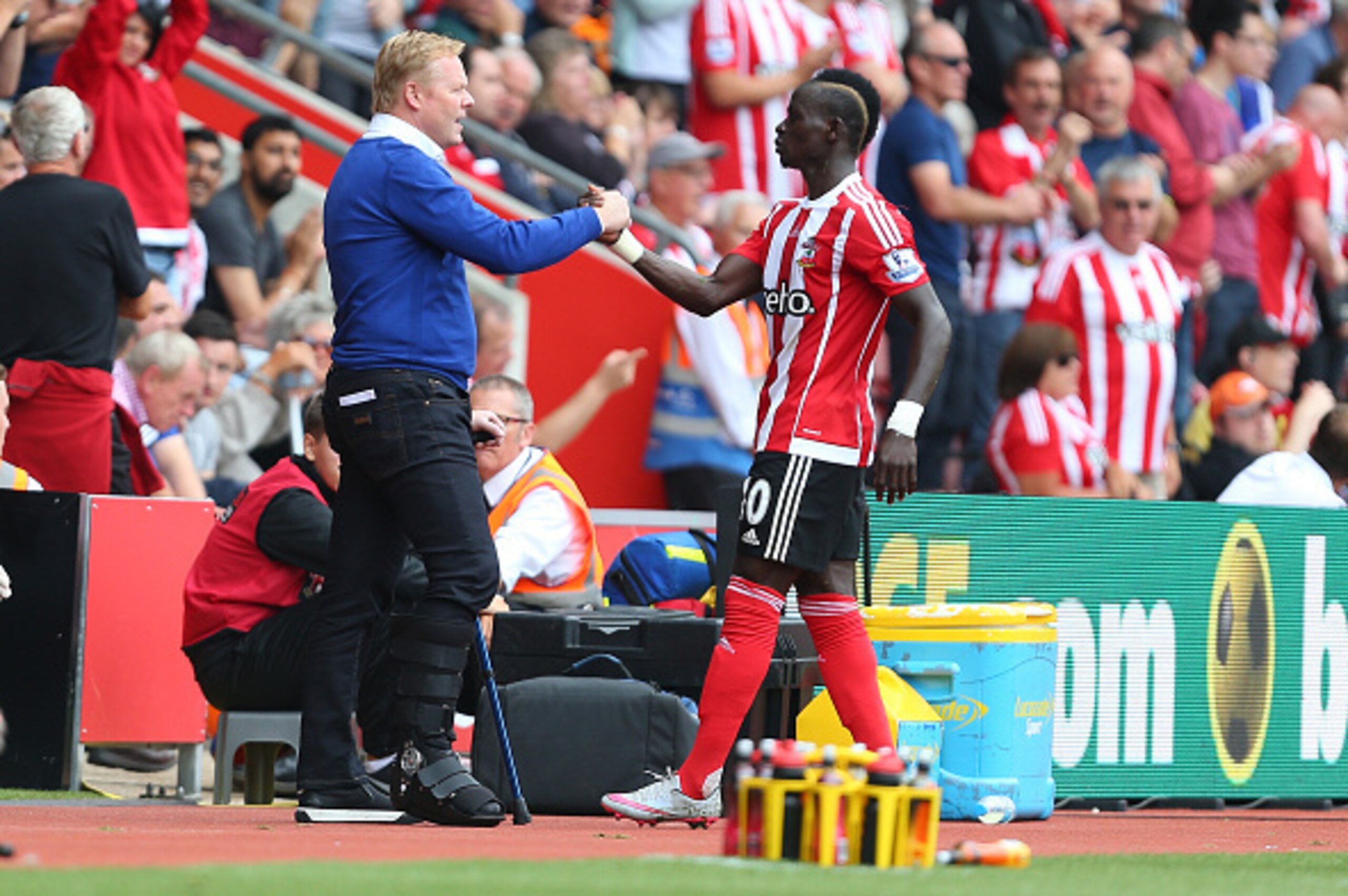 SOUTHAMPTON, ENGLAND - AUGUST 30:  Ronald Koeman manager of Southampton shakes hands with Sadio Mane of Southampton during the Barclays Premier League match between Southampton and Norwich City on August 30, 2015 in Southampton, United Kingdom.  (Photo by