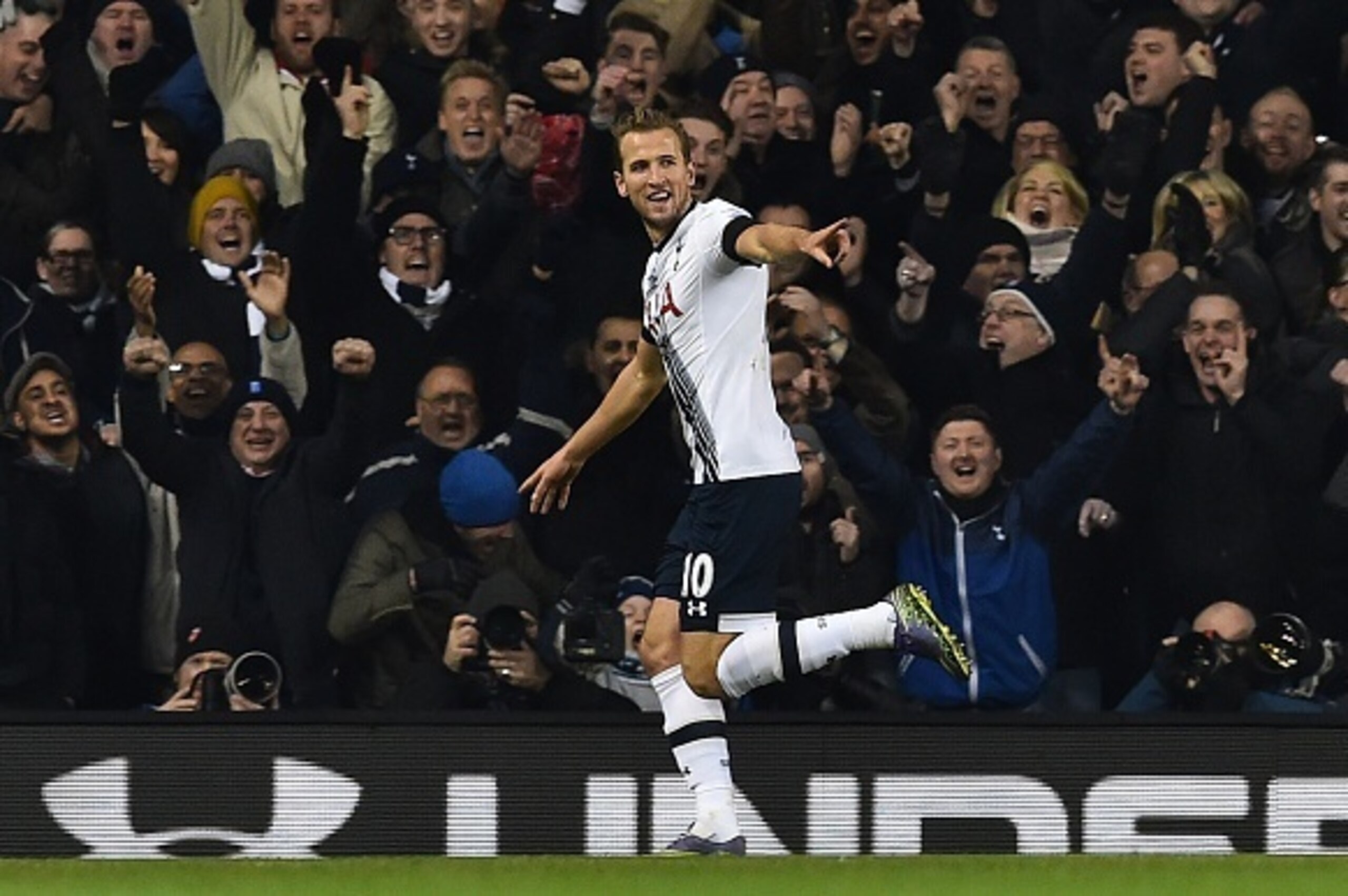 Tottenham Hotspur's English striker Harry Kane celebrates after scoring the opening goal of the English Premier League football match between Tottenham Hotspur and West Ham United at White Hart Lane in north London on November 22, 2015. AFP PHOTO / BEN ST