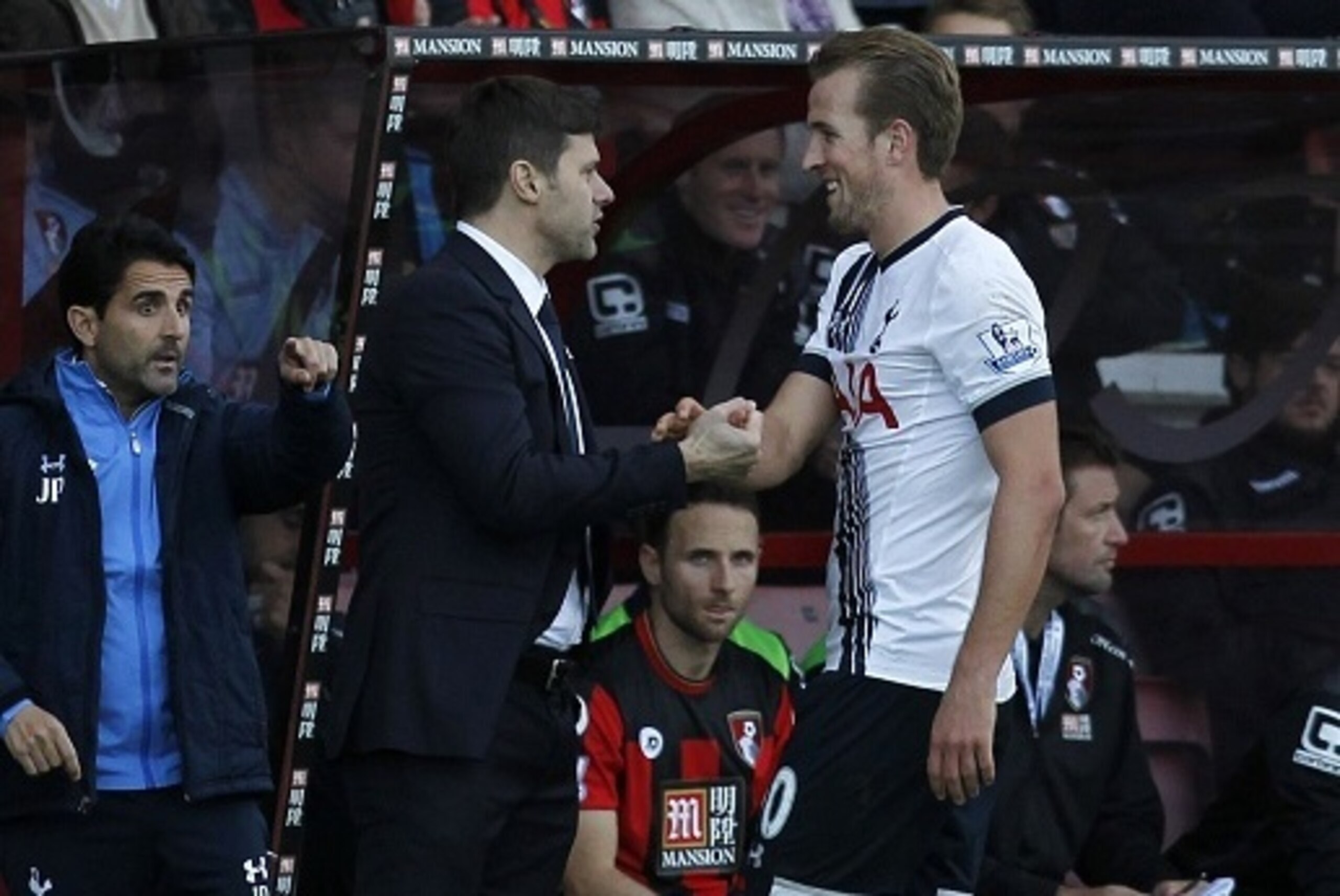 Tottenham Hotspur's English striker Harry Kane (R) shakes hands with Tottenham Hotspur's Argentinian Head Coach Mauricio Pochettino after being substituted during the English Premier League football match between Bournemouth and Tottenham Hotspur at the V
