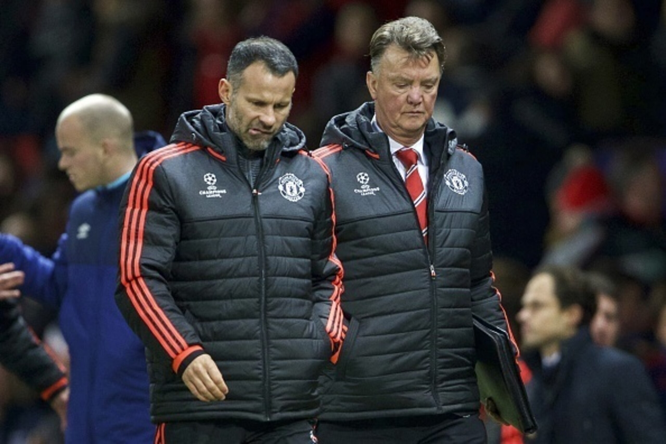 (L-R) assistant trainer Ryan Giggs of Manchester United, coach Louis van Gaal of Manchester United during the UEFA Champions League group B match between Manchester United and PSV Eindhoven on November 25, 2015 at Old Trafford in Manchester, England(Phot (L-R) assistant trainer Ryan Giggs of Manchester United, coach Louis van Gaal of Manchester United during the UEFA Champions League group B match between Manchester United and PSV Eindhoven on November 25, 2015 at Old Trafford in Manchester, England(Phot