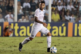 SANTOS, BRAZIL - NOVEMBER 19: Gabriel of Santos runs with the ball during a match between Santos v Flamengo of Brasileirao Series A 2015 at Vila Belmiro Stadium on November 19, 2015 in Santos, Sao Paulo, Brazil. (Photo by Miguel Schincariol/Getty Images)