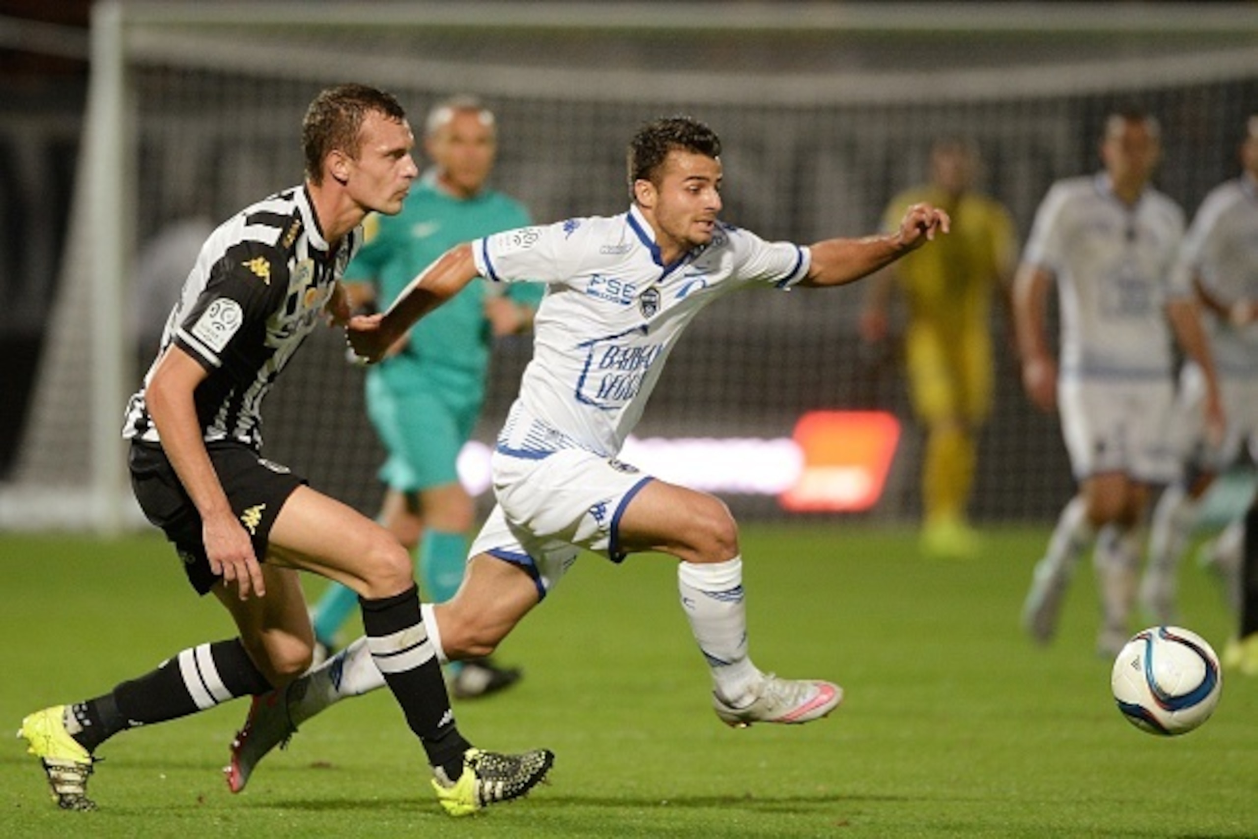 Angers' French defender Romain Thomas (L) vies with Troyes' French forward Corentin Jean during the French L1 football match between Angers and Troyes on September 19, 2015 at the Jean Bouin stadium in Angers, western France. AFP PHOTO / JEAN-SEBASTIEN EV Angers' French defender Romain Thomas (L) vies with Troyes' French forward Corentin Jean during the French L1 football match between Angers and Troyes on September 19, 2015 at the Jean Bouin stadium in Angers, western France. AFP PHOTO / JEAN-SEBASTIEN EV