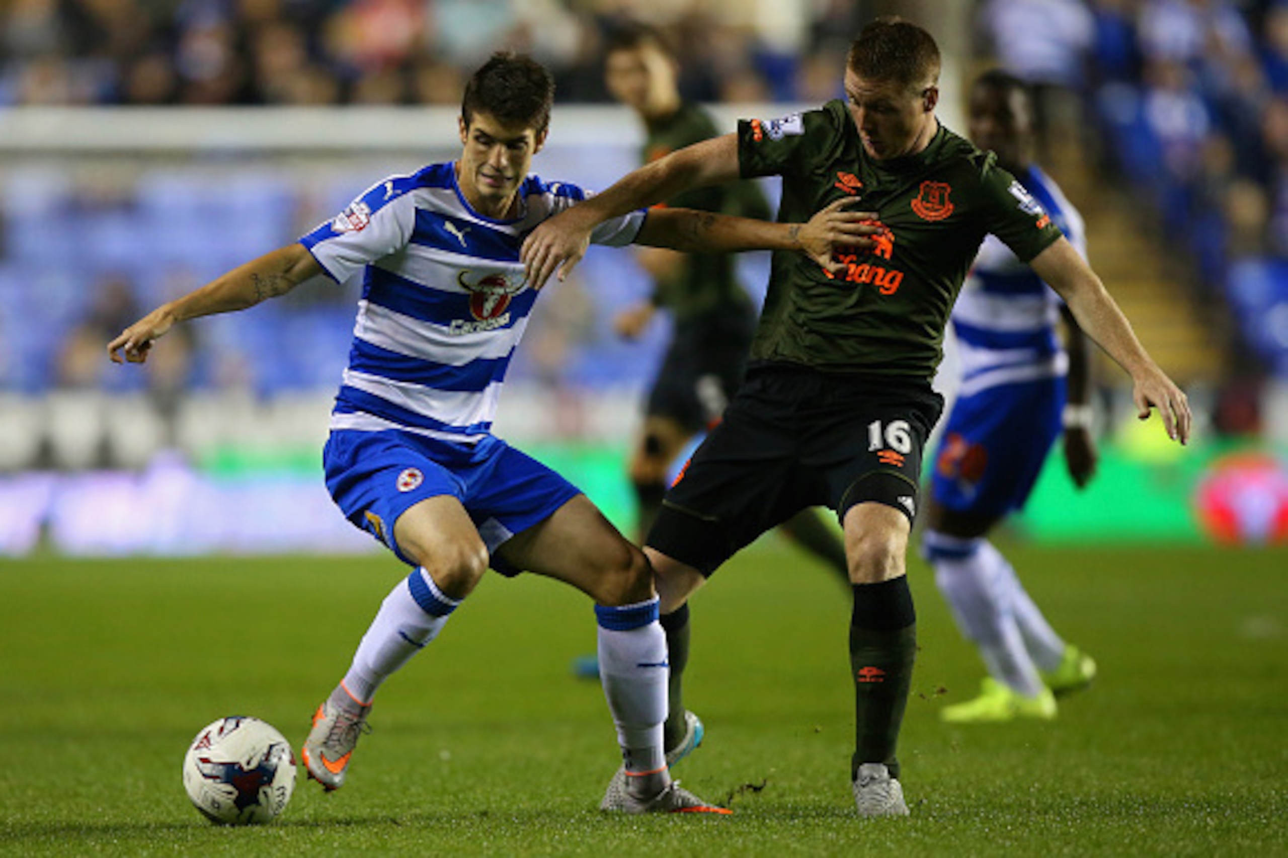 READING, ENGLAND - SEPTEMBER 22:  Lucas Piazon of Reading holds off James McCarthy of Everton during the Capital One Cup third round match between Reading and Everton at Madejski Stadium on September 22, 2015 in Reading, England.  (Photo by Ben Hoskins/Ge