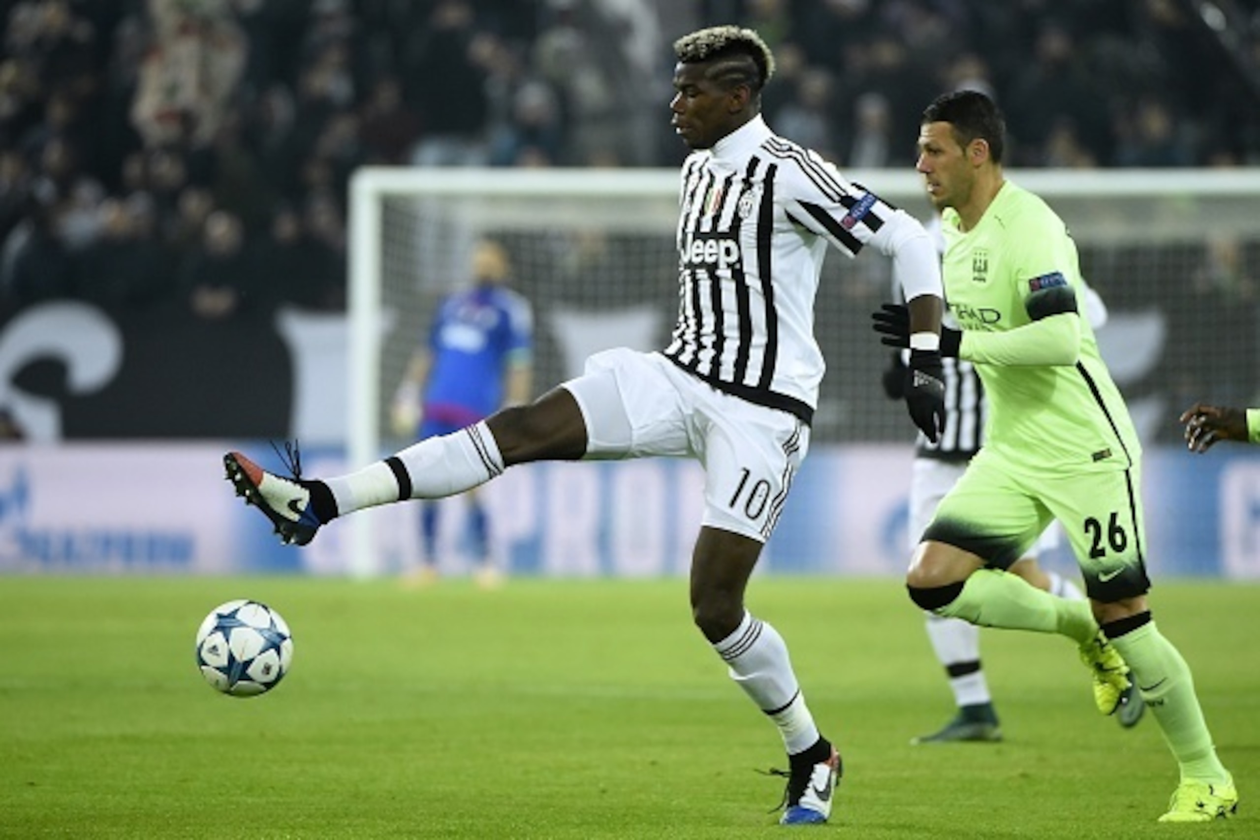 Juventus' midfielder from France Paul Pogba (L) vies with Manchester City's Argentinian defender Martin Demichelis during the UEFA Champions League football match Juventus vs Manchester City on November 25, 2015 at the Juventus Stadium in Turin.    AFP PH