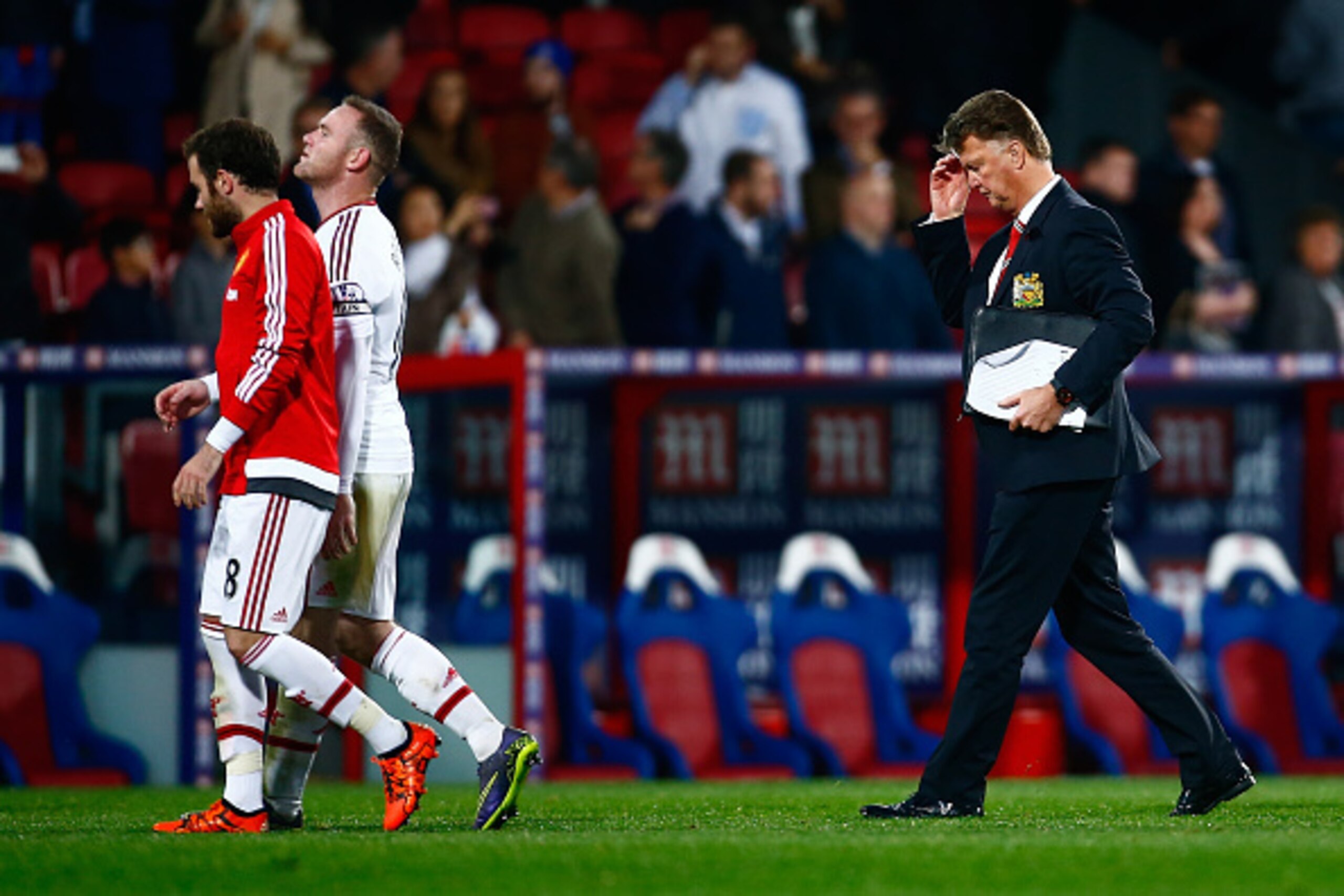 LONDON, ENGLAND - OCTOBER 31:  Louis van Gaal Manager of Manchester United (R) looks dejected as he walks off the pitch with Wayne Rooney and Juan Mata of Manchester United (L) after their 0-0 draw in the Barclays Premier League match between Crystal Pala