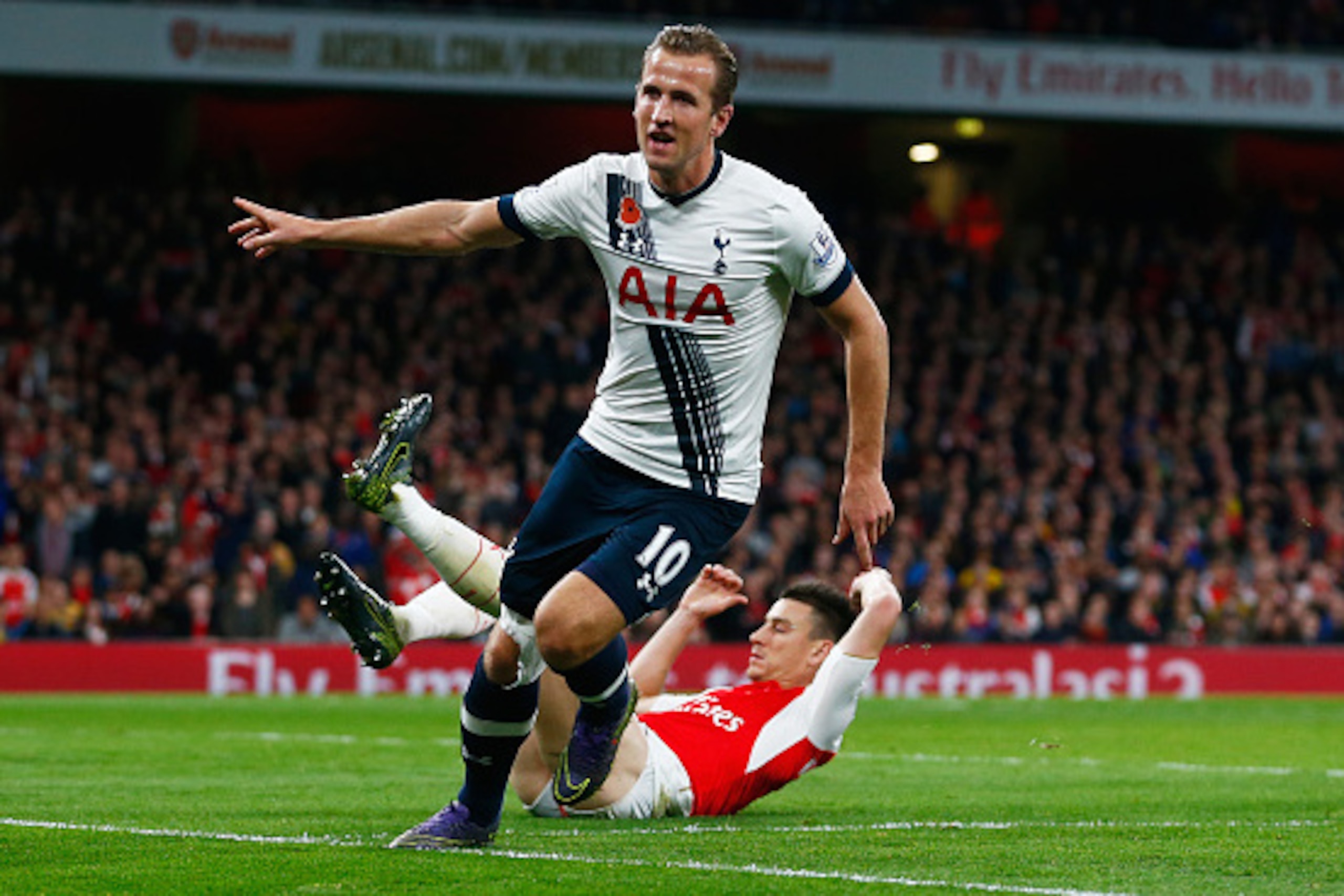 LONDON, ENGLAND - NOVEMBER 08: Harry Kane of Spurs celebrates scoring his side's opening goal during the Barclays Premier League match between Arsenal and Tottenham Hotspur at the Emirates Stadium on November 8, 2015 in London, England. (Photo by Julian LONDON, ENGLAND - NOVEMBER 08: Harry Kane of Spurs celebrates scoring his side's opening goal during the Barclays Premier League match between Arsenal and Tottenham Hotspur at the Emirates Stadium on November 8, 2015 in London, England. (Photo by Julian