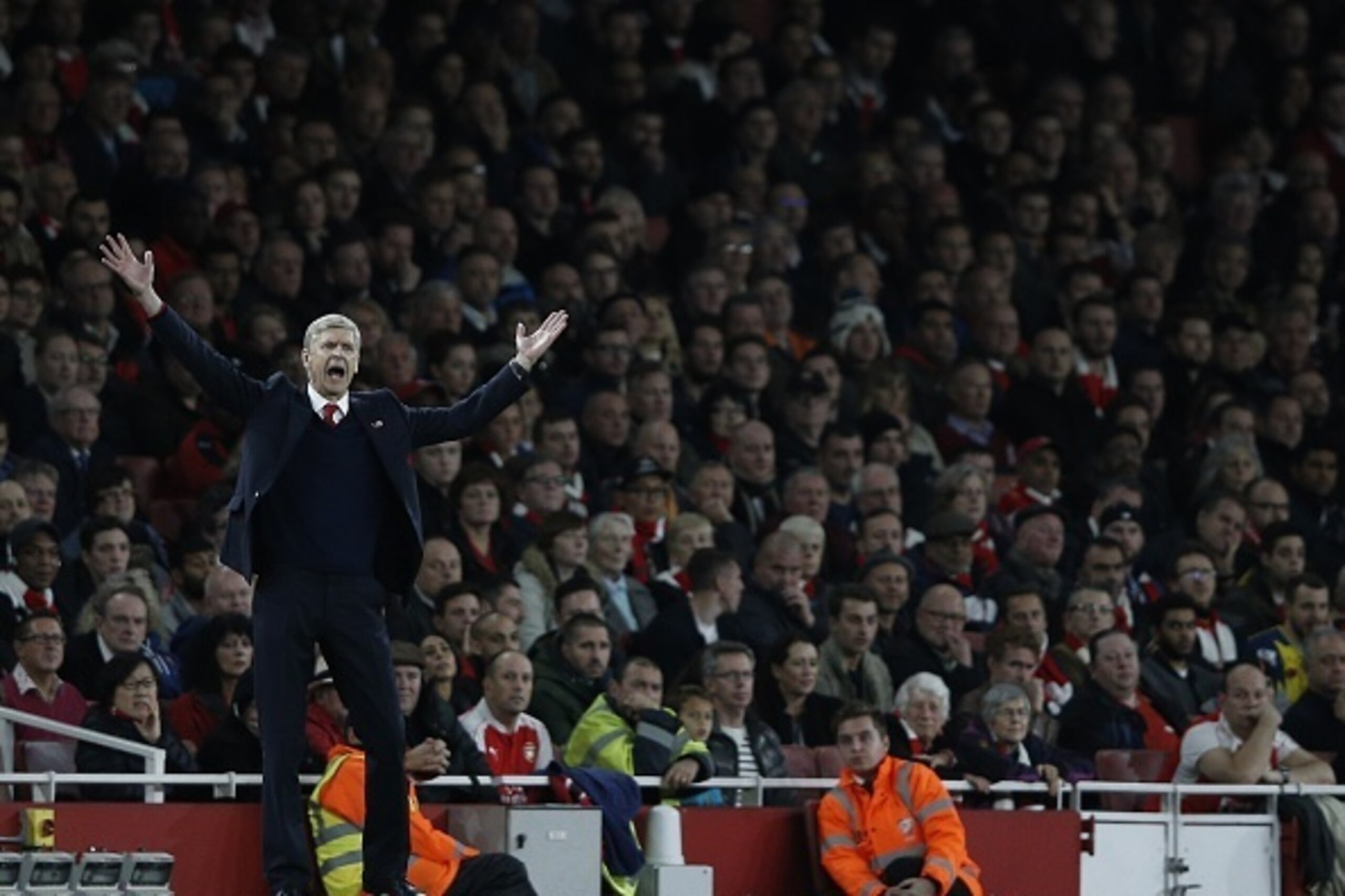 Arsenal's French manager Arsene Wenger gestures during the English Premier League football match between Arsenal and Tottenham Hotspur at the Emirates Stadium in London on November 8, 2015.     AFP PHOTO / ADRIAN DENNIS

RESTRICTED TO EDITORIAL USE. No us