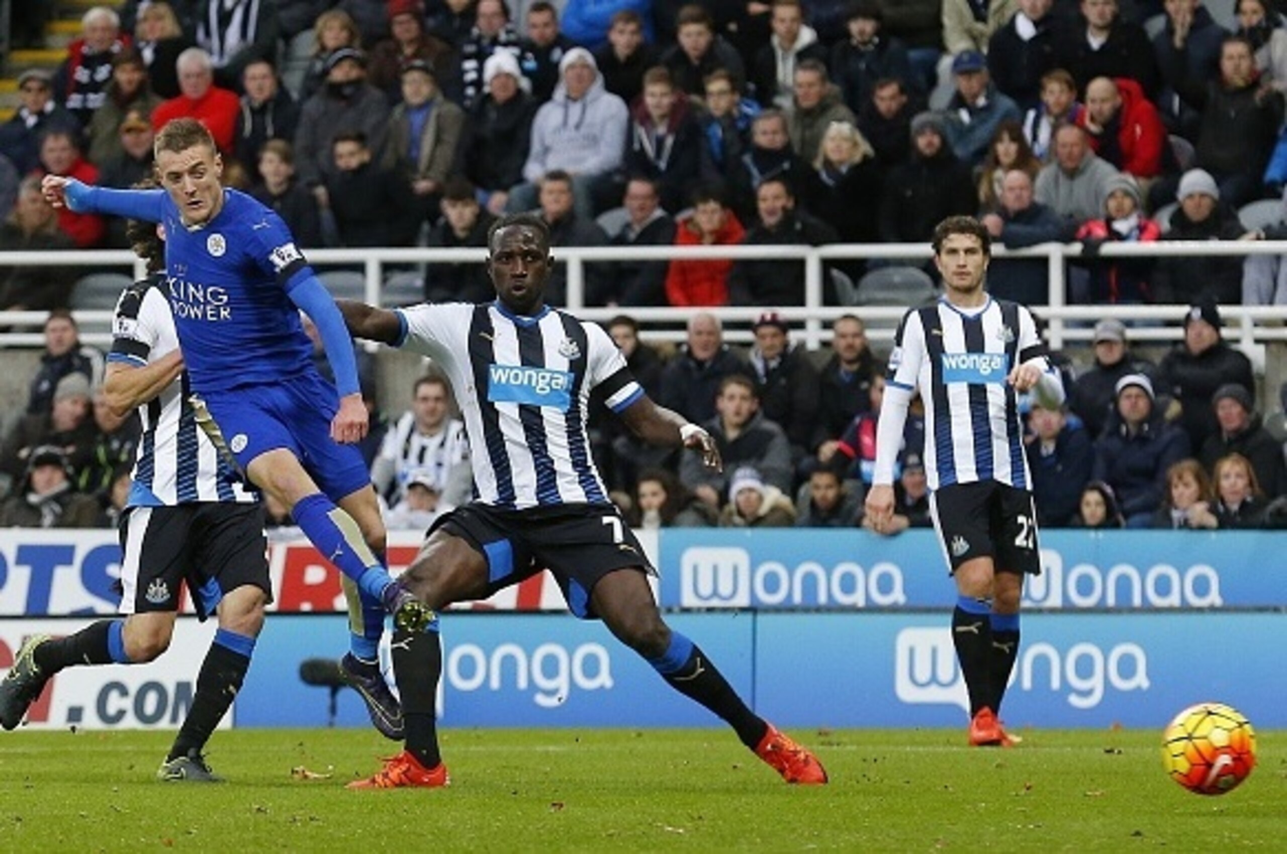 Leicester City's English striker Jamie Vardy (2nd L) scores his team's first goal during the English Premier League football match between Newcastle United and Leicester City at St James' Park in Newcastle-upon-Tyne, north east England, on November 21, 20