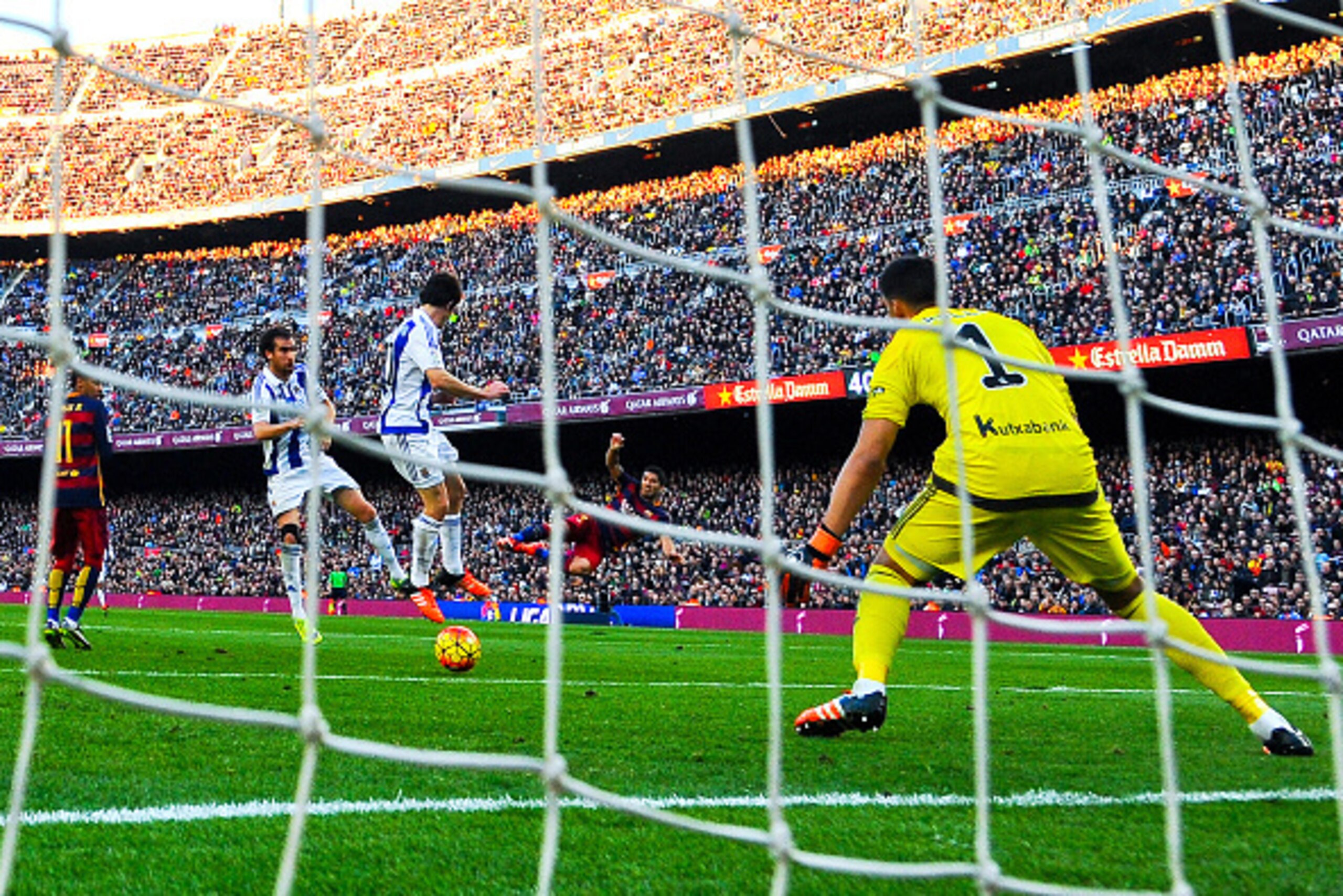 BARCELONA, SPAIN - NOVEMBER 28:  Luis Suarez of FC Barcelona scores his team's second goal during the La Liga match between FC Barcelona and Real Sociedad de Futbol at Camp Nou on November 28, 2015 in Barcelona, Spain.  (Photo by David Ramos/Getty Images)