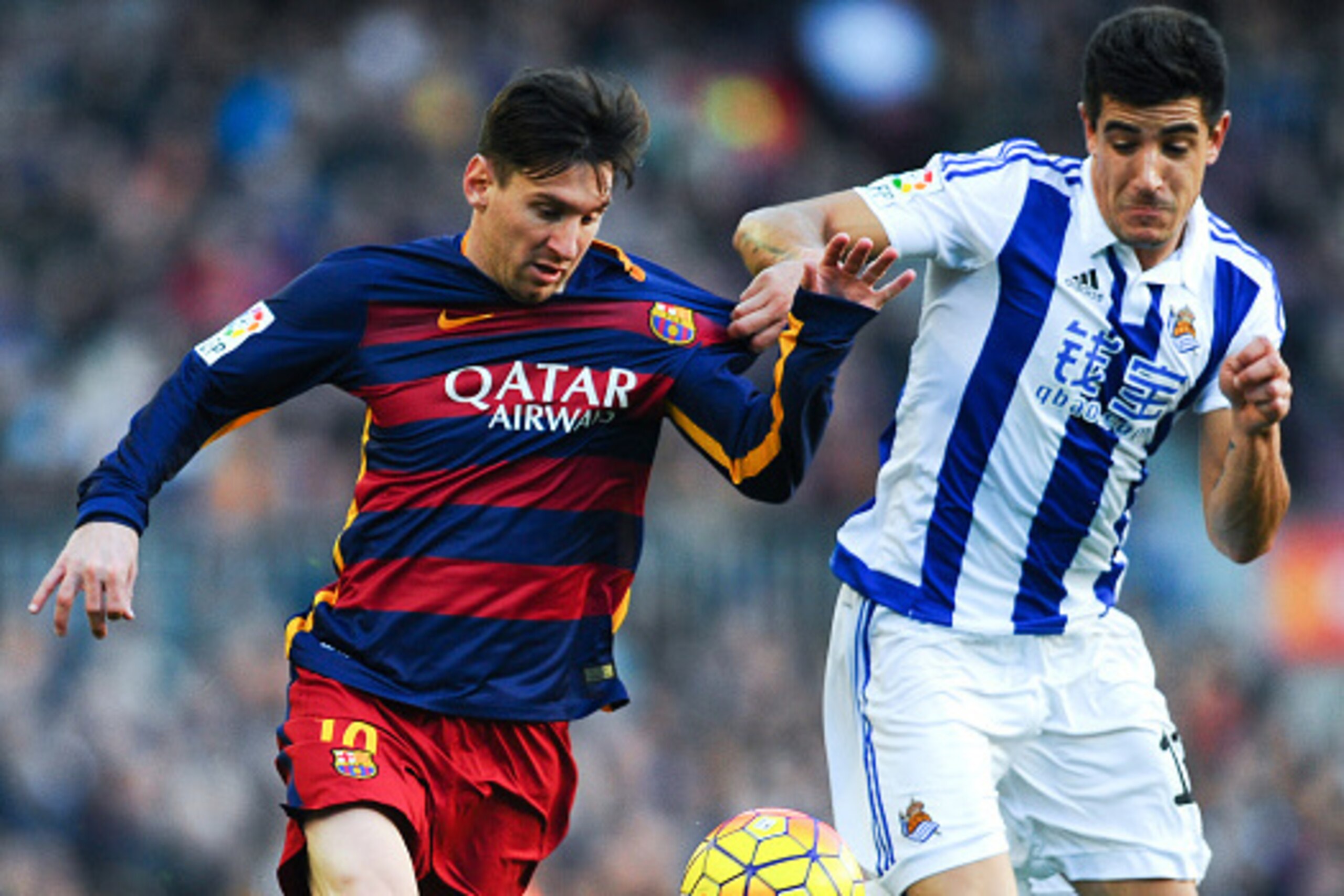 BARCELONA, SPAIN - NOVEMBER 28:  Lionel Messi of FC Barcelona competes for the ball with Yuri Berchiche of Real Sociedad during the La Liga match between FC Barcelona and Real Sociedad de Futbol at Camp Nou on November 28, 2015 in Barcelona, Spain.  (Phot