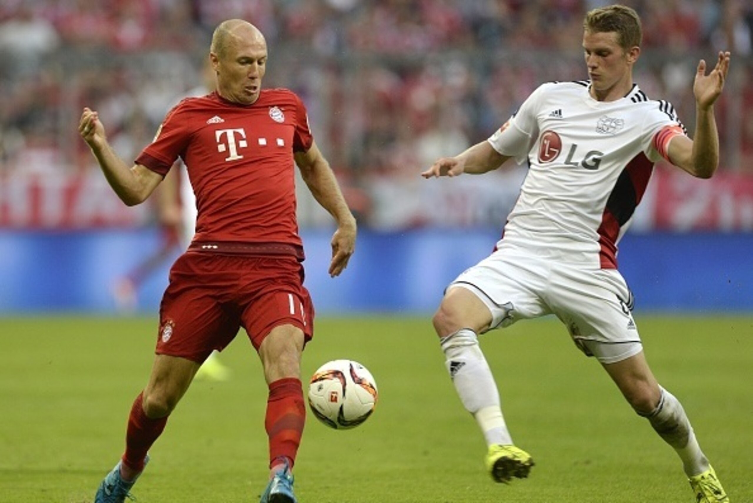 Bayern Munich's Dutch midfielder Arjen Robben (L) and Leverkusen's midfielder Lars Bender vie for the ball during the German first division Bundesliga football match Bayern Munich vs Bayer 04 Leverkusen in Munich, southern Germany, on August 29, 2015.  AF