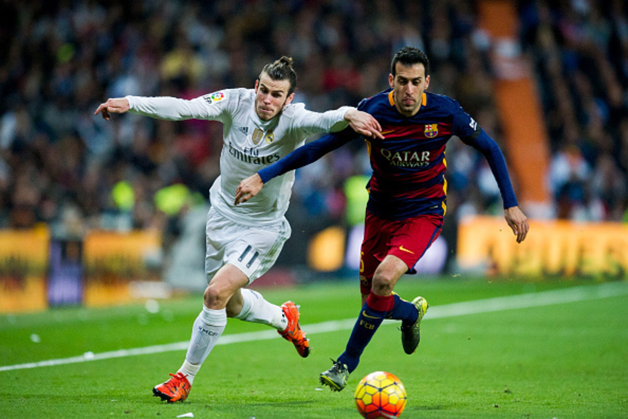 MADRID, SPAIN - NOVEMBER 21: Gareth Bale of Real Madrid duels for the ball with Sergio Busquets of Barcelona during the La Liga match between Real Madrid CF and FC Barcelona at Estadio Santiago Bernabeu on November 21, 2015 in Madrid, Spain. (Photo by J MADRID, SPAIN - NOVEMBER 21: Gareth Bale of Real Madrid duels for the ball with Sergio Busquets of Barcelona during the La Liga match between Real Madrid CF and FC Barcelona at Estadio Santiago Bernabeu on November 21, 2015 in Madrid, Spain. (Photo by J