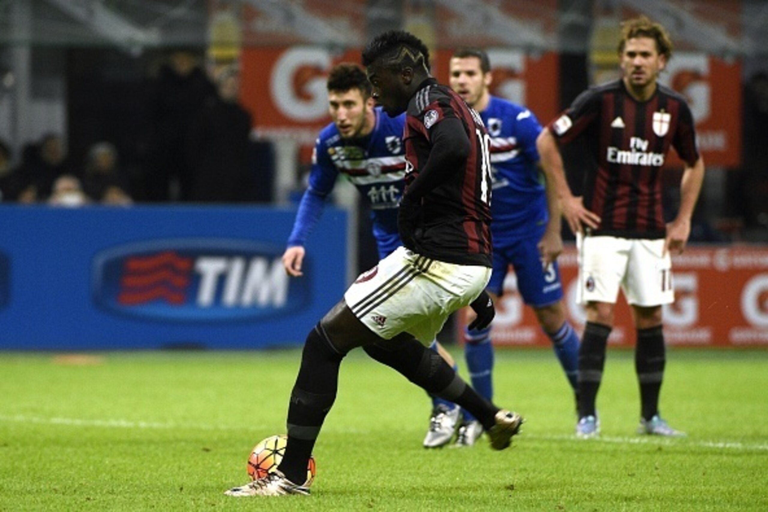 AC Milan's French forward Mbaye Niang (C) scores a penalty kick during the Italian Serie A football match AC Milan vs Sampdoria on November 28, 2015 at the San Siro Stadium stadium in Milan. AFP PHOTO / OLIVIER MORIN / AFP / OLIVIER MORIN        (Photo cr