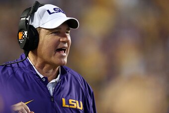 BATON ROUGE, LA - NOVEMBER 28:  Head coach Les Miles of the LSU Tigers look on during the game against the Texas A&M Aggies at Tiger Stadium on November 28, 2015 in Baton Rouge, Louisiana.  (Photo by Chris Graythen/Getty Images)