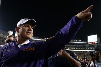 BATON ROUGE, LA - NOVEMBER 28:  Head coach Les Miles of the LSU Tigers celebrates after defeating the Texas A&M Aggies 19-7 at Tiger Stadium on November 28, 2015 in Baton Rouge, Louisiana.  (Photo by Chris Graythen/Getty Images)