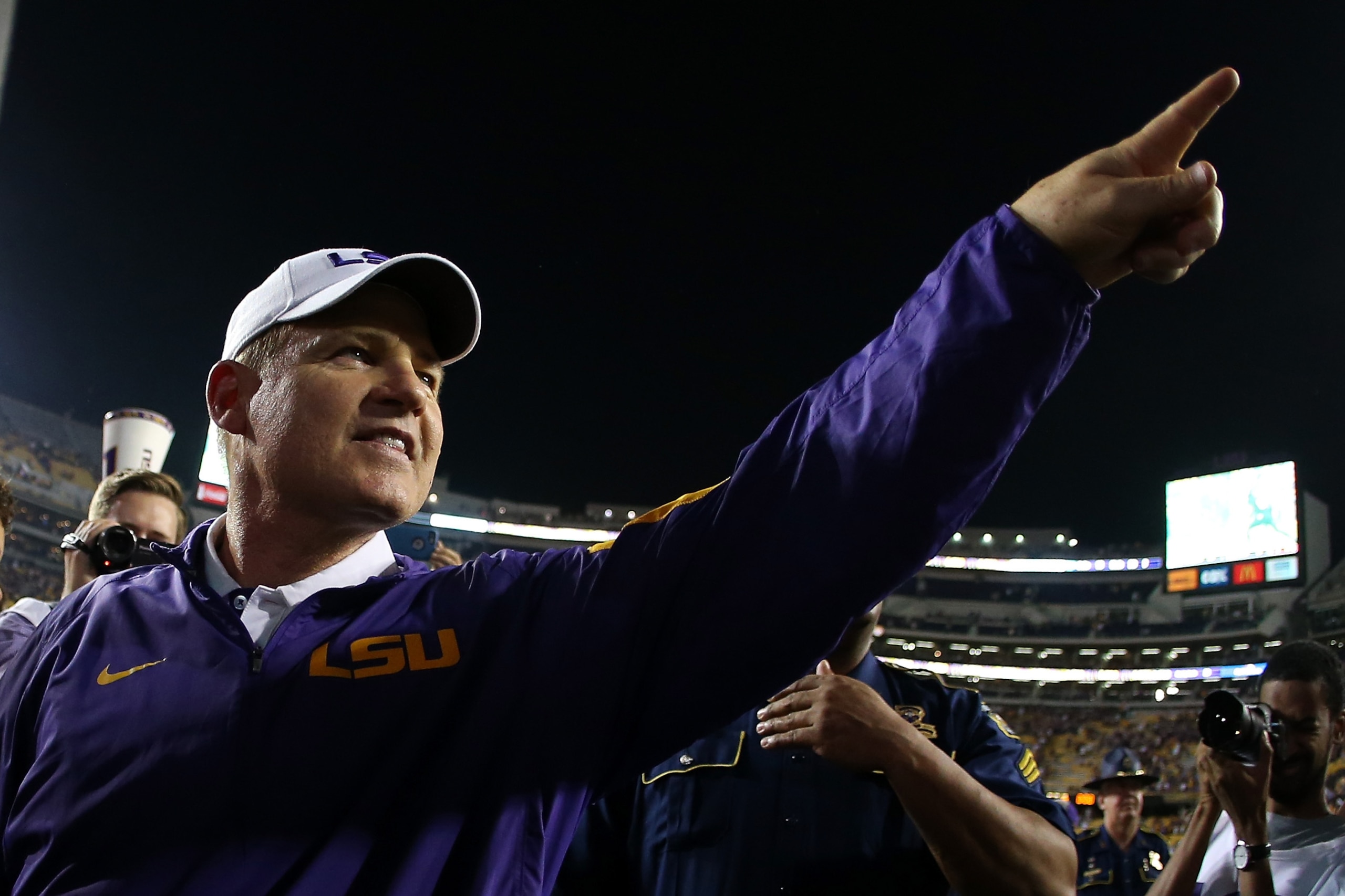 BATON ROUGE, LA - NOVEMBER 28:  Head coach Les Miles of the LSU Tigers celebrates after defeating the Texas A&M Aggies 19-7 at Tiger Stadium on November 28, 2015 in Baton Rouge, Louisiana.  (Photo by Chris Graythen/Getty Images)