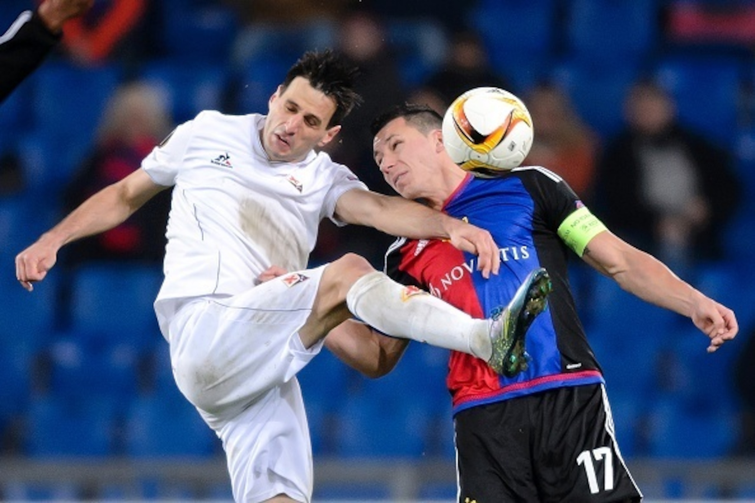 Fiorentina's Croatian forward Nikola Kalinic (L) vies with Basel's Czech defender Marek Suchy during the UEFA Europa League group I football match between FC Basel and ACF Fiorentina at the St. Jakob stadium in Basel on November 26, 2015.  AFP PHOTO / FAB