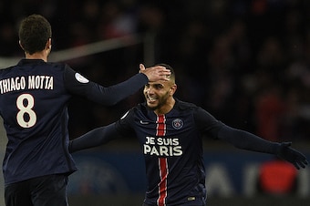 Paris Saint-Germain's French defender Layvin Kurzawa (R) celebrates with Paris Saint-Germain's Italian midfielder Thiago Motta during the French L1 football match between Paris Saint-Germain (PSG) and Troyes at the Parc des Princes stadium in Paris on Nov
