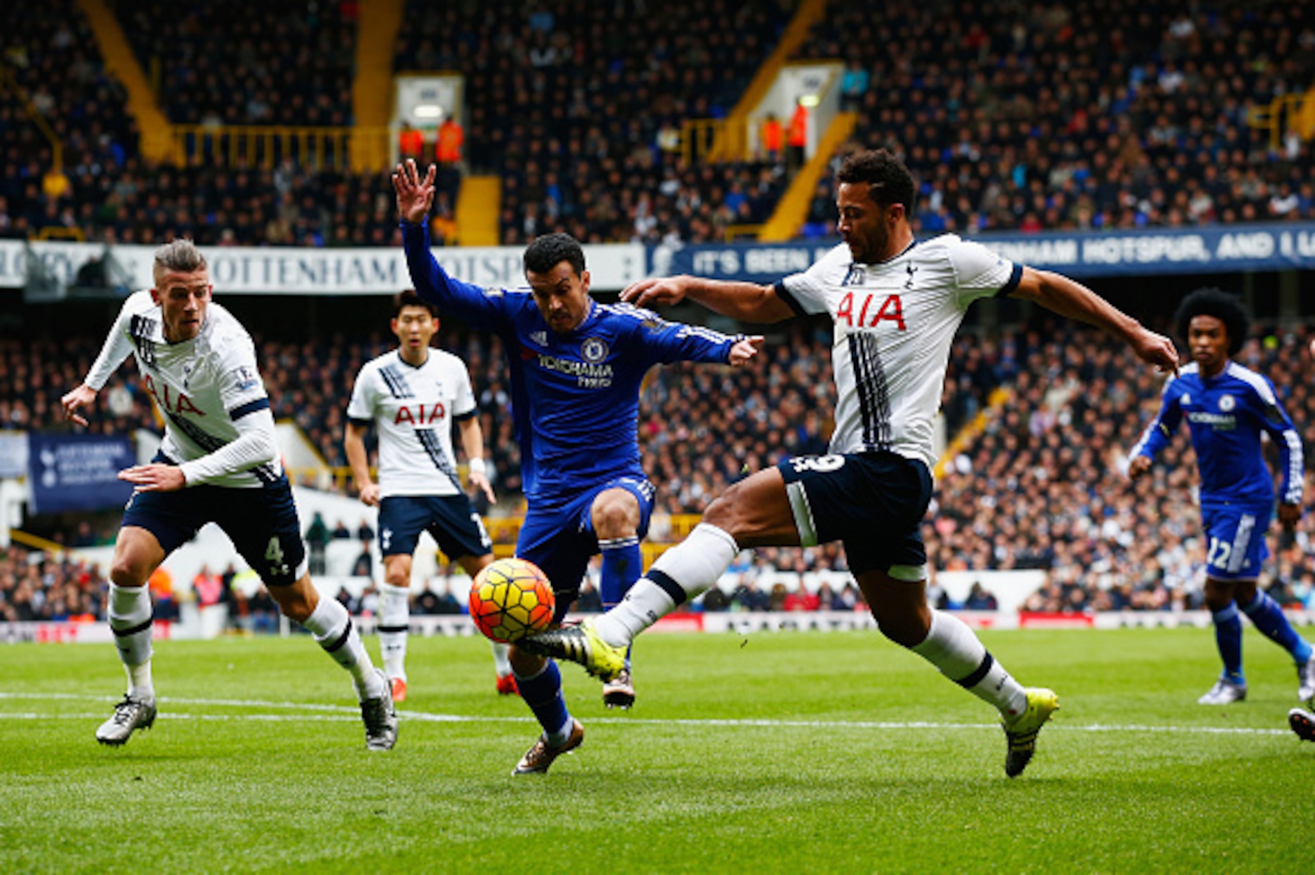 LONDON, ENGLAND - NOVEMBER 29: Pedro of Chelsea takes on Mousa Dembele (R) and Toby Alderweireld of Tottenham Hotspur (L) during the Barclays Premier League match between Tottenham Hotspur and Chelsea at White Hart Lane on November 29, 2015 in London, En LONDON, ENGLAND - NOVEMBER 29: Pedro of Chelsea takes on Mousa Dembele (R) and Toby Alderweireld of Tottenham Hotspur (L) during the Barclays Premier League match between Tottenham Hotspur and Chelsea at White Hart Lane on November 29, 2015 in London, En