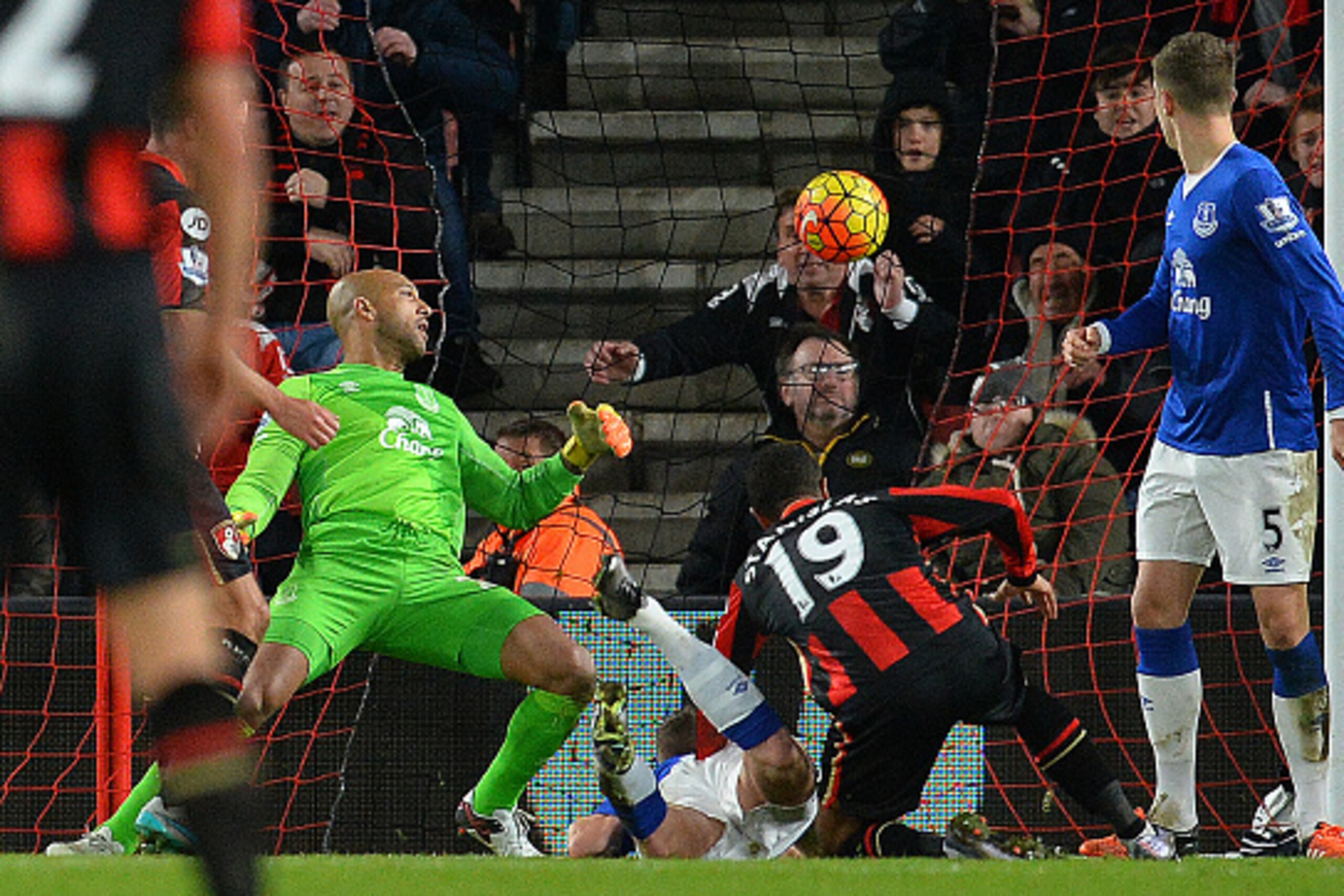 Everton's US goalkeeper Tim Howard (L) watches as Bournemouth's English midfielder Junior Stanislas (C) scores his team's second goal during the English Premier League football match between Bournemouth and Everton at the Vitality Stadium in Bournemouth, 