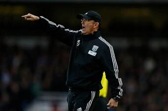 West Bromwich Albion's Welsh Head Coach Tony Pulis gestures during the English Premier League football match between West Ham United and West Bromwich Albion at The Boleyn Ground in Upton Park, East London on November 29, 2015. AFP PHOTO / IAN KINGTON

RE