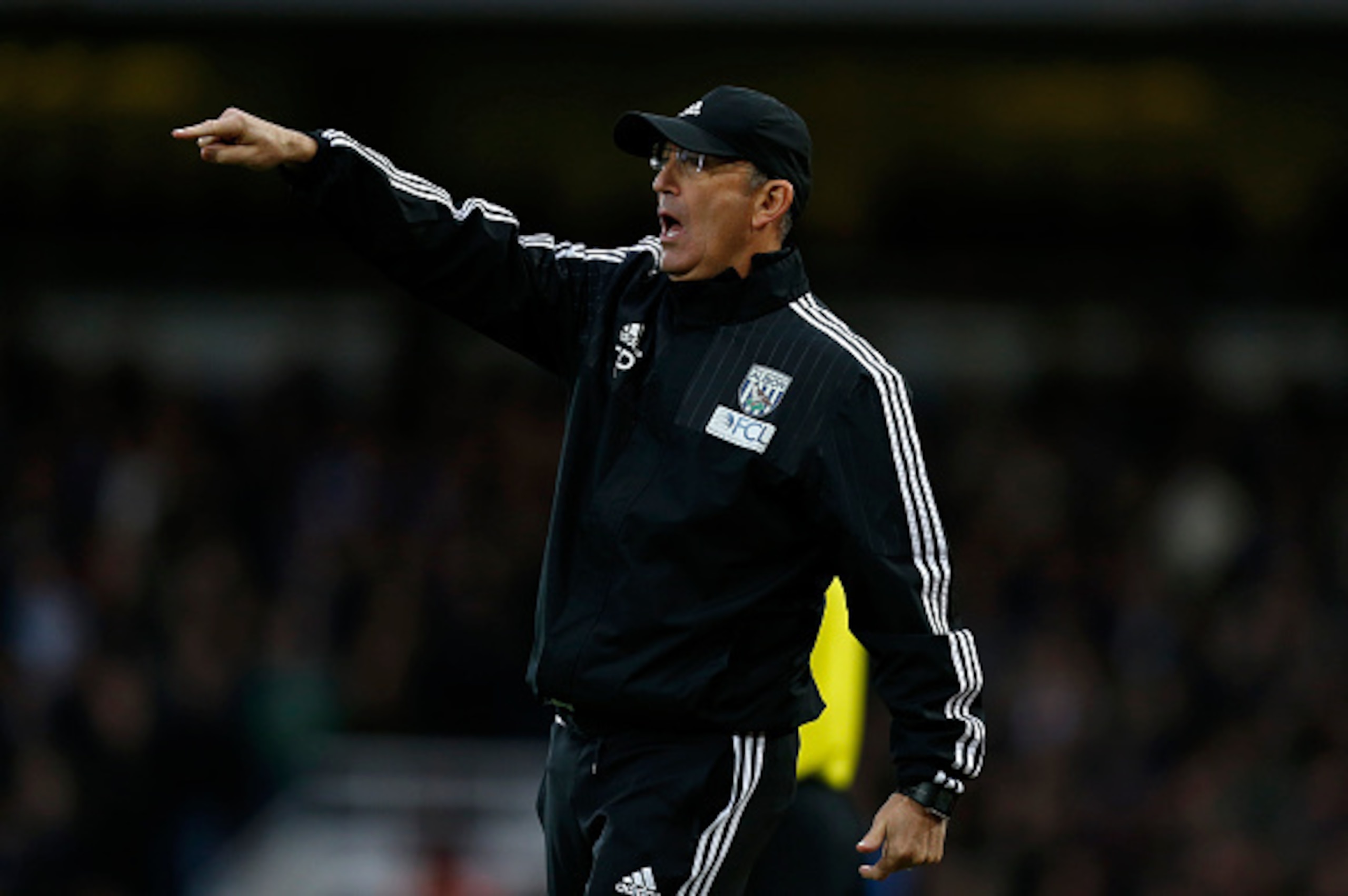 West Bromwich Albion's Welsh Head Coach Tony Pulis gestures during the English Premier League football match between West Ham United and West Bromwich Albion at The Boleyn Ground in Upton Park, East London on November 29, 2015. AFP PHOTO / IAN KINGTON

RE