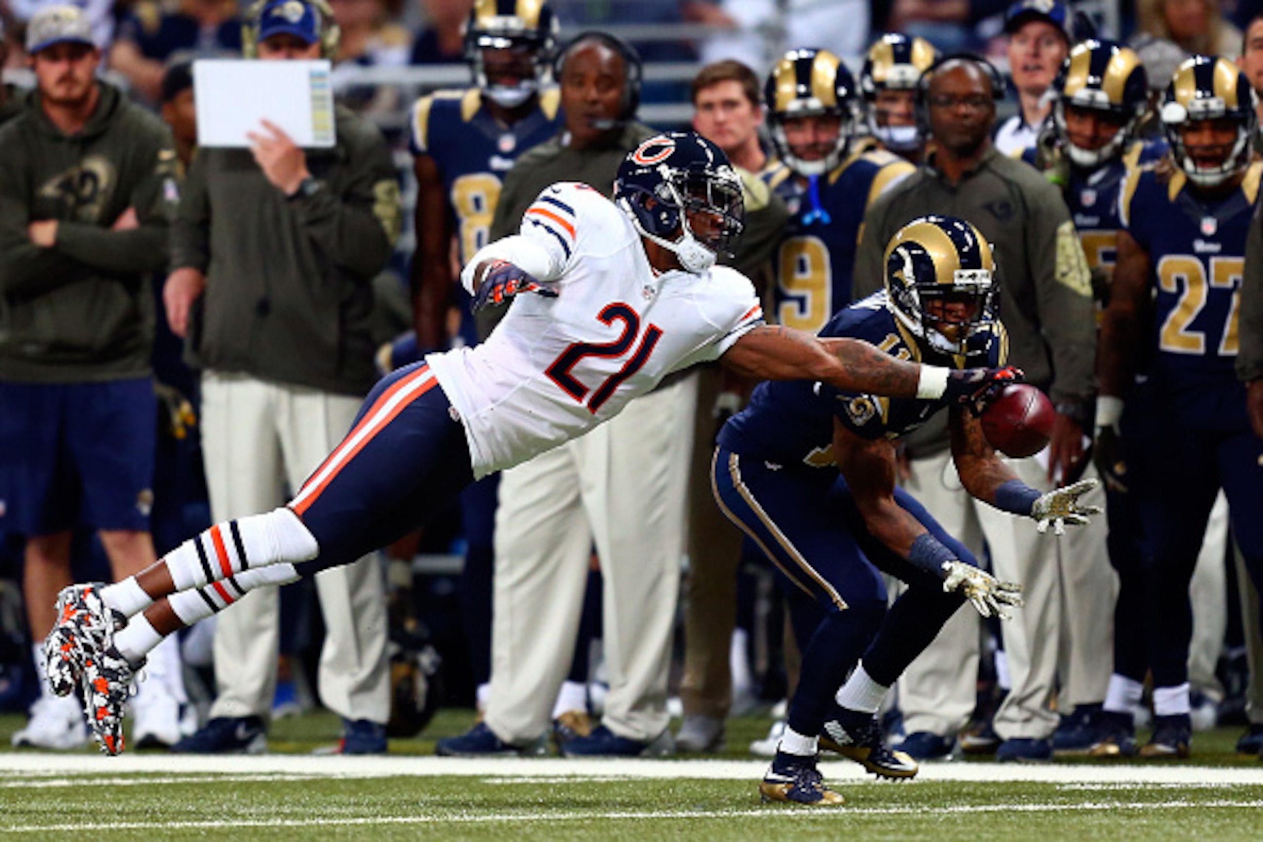 ST. LOUIS, MO - NOVEMBER 15: Tracy Porter #21 of the Chicago Bears blocks a pass intended for Tavon Austin #11 of the St. Louis Rams in the second quarter at the Edward Jones Dome on November 15, 2015 in St. Louis, Missouri. (Photo by Dilip Vishwanat/Gett