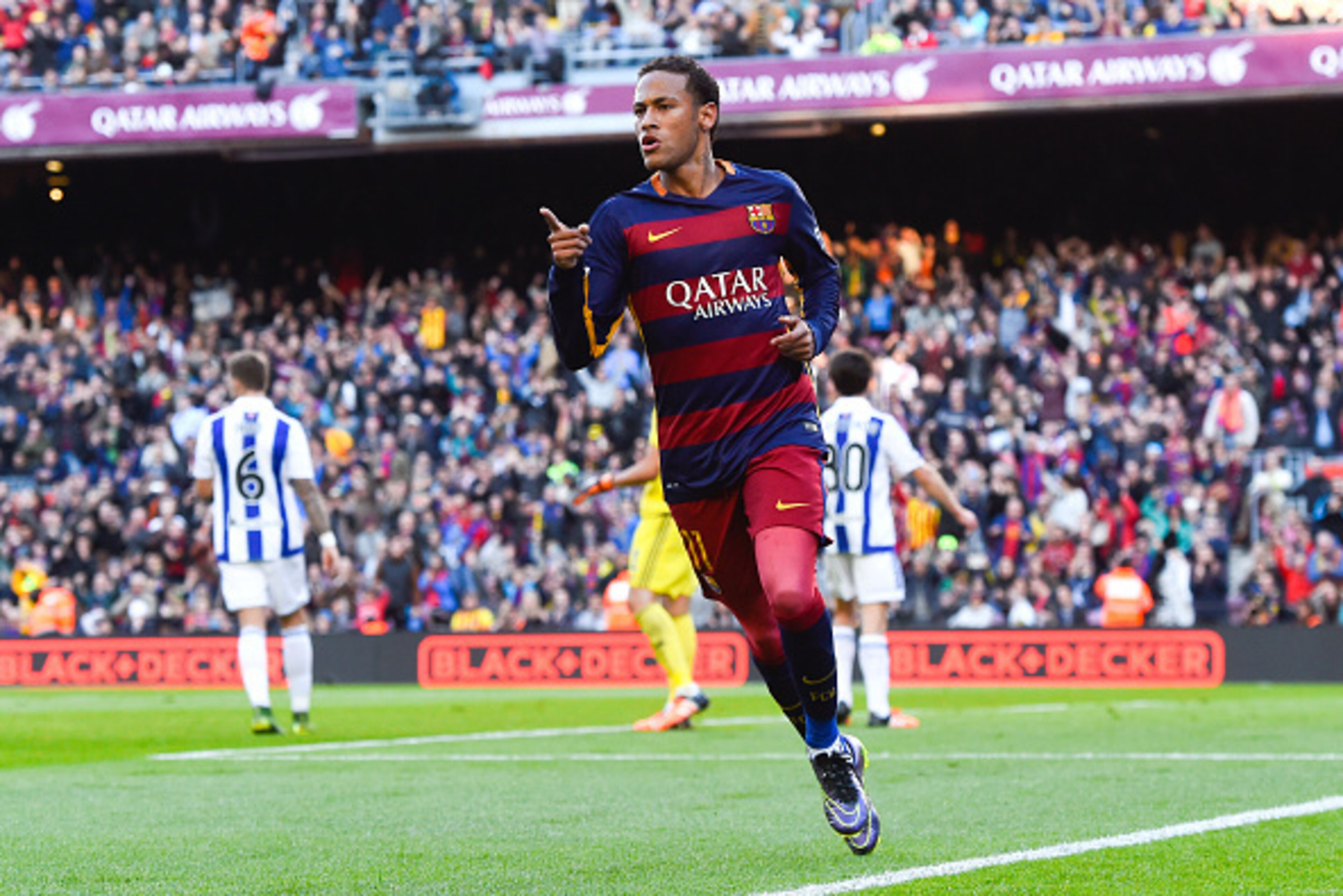 BARCELONA, SPAIN - NOVEMBER 28:  Neymar of FC Barcelona celebrates after scoring the opening goal during the La Liga match between FC Barcelona and Real Sociedad de Futbol at Camp Nou on November 28, 2015 in Barcelona, Spain.  (Photo by David Ramos/Getty 