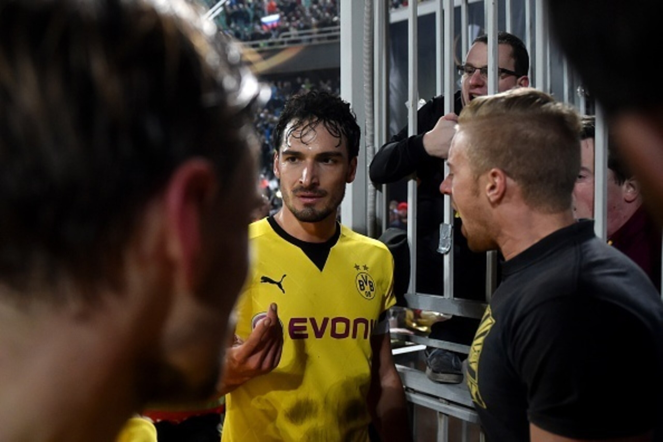 Dortmund's defender Mats Hummels (C) speaks with a fan after the UEFA Europa League group C football match between FC Krasnodar and Borussia Dortmund in Krasnodar on November 26, 2015. AFP PHOTO / KIRILL KUDRYAVTSEV / AFP / KIRILL KUDRYAVTSEV        (Phot