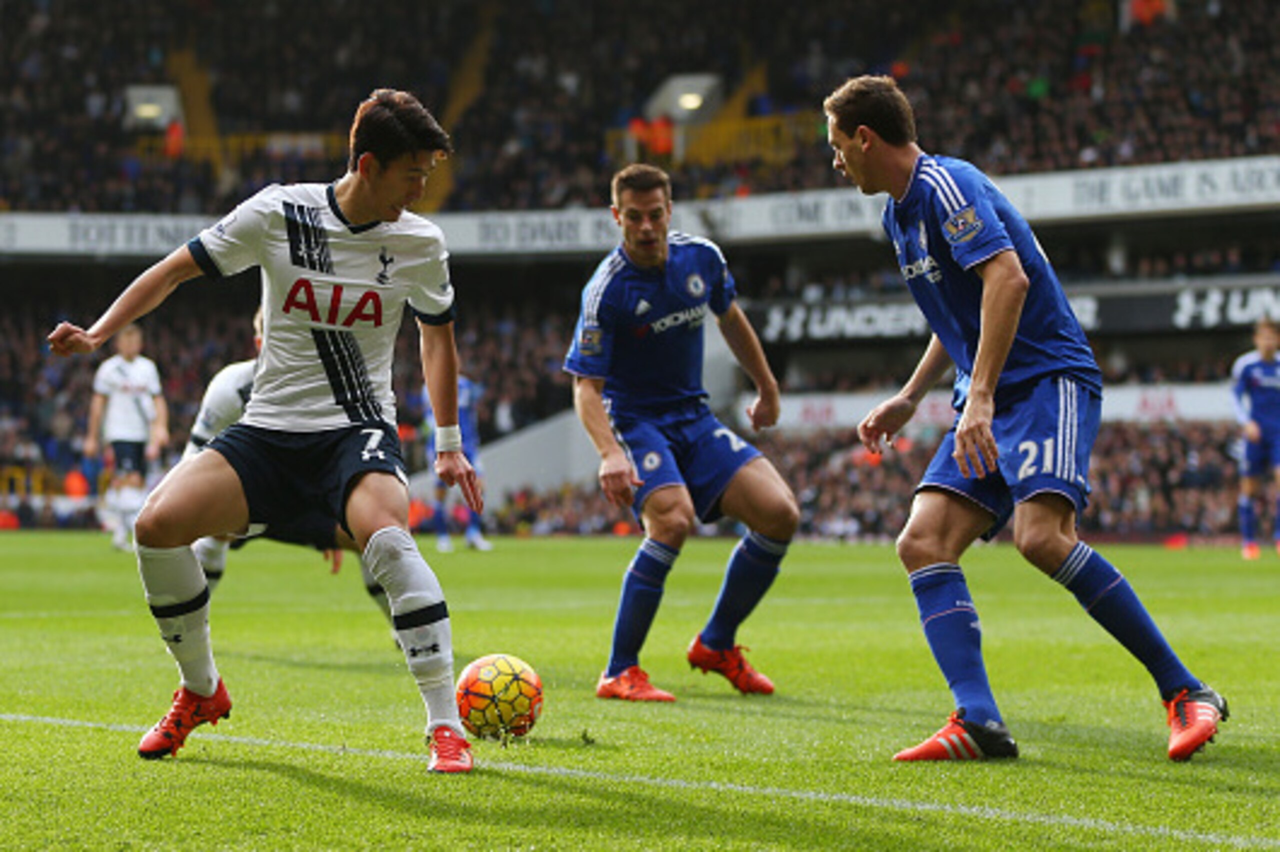LONDON, ENGLAND - NOVEMBER 29:  Son Heung-Min of Tottenham Hotspur in action with Nemanja Matic and Cesar Azpilicueta of Chelsea during the Barclays Premier League match between Tottenham Hotspur and Chelsea at White Hart Lane on November 29, 2015 in Lond