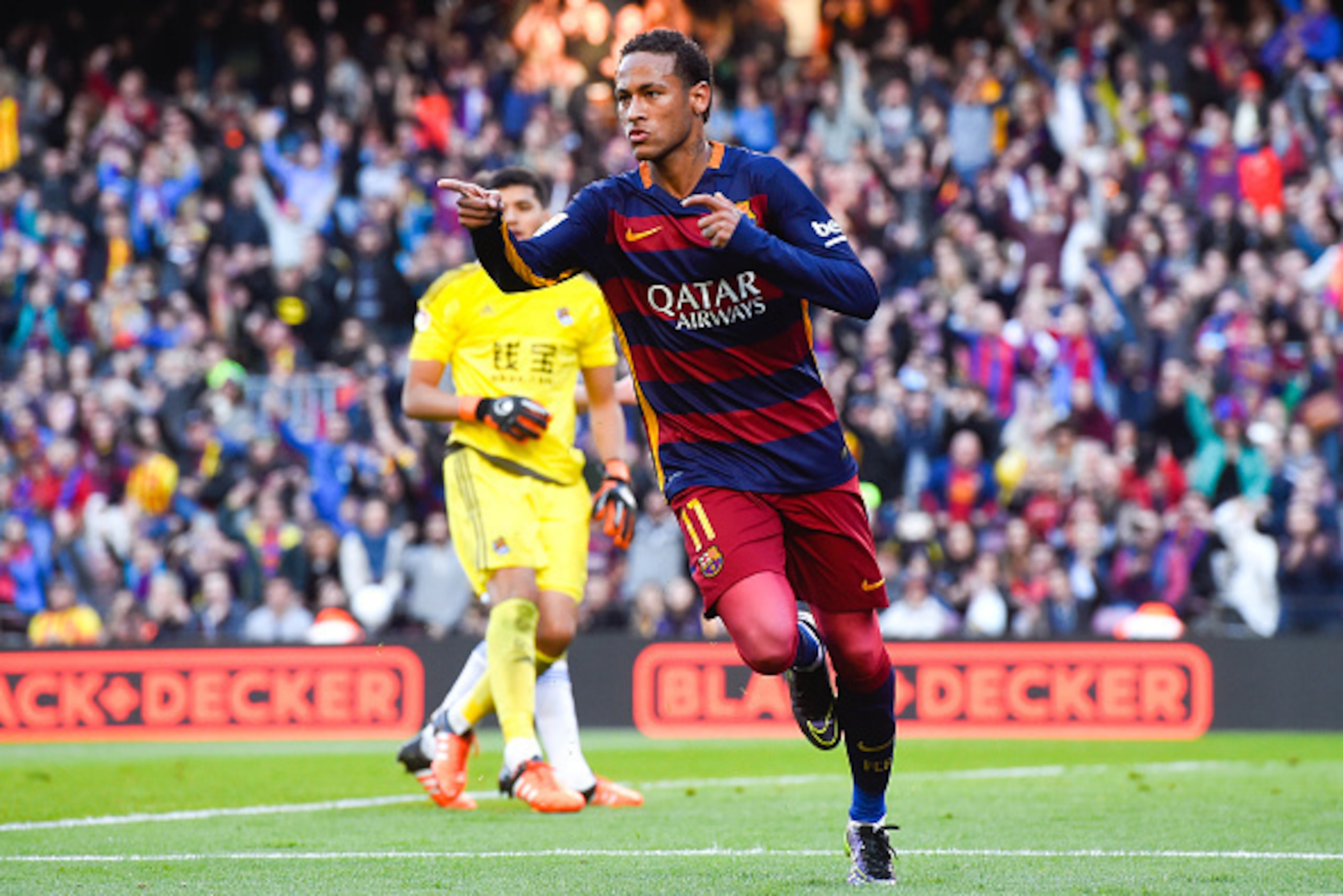 BARCELONA, SPAIN - NOVEMBER 28:  Neymar of FC Barcelona celebrates after scoring the opening goal during the La Liga match between FC Barcelona and Real Sociedad de Futbol at Camp Nou on November 28, 2015 in Barcelona, Spain.  (Photo by David Ramos/Getty 