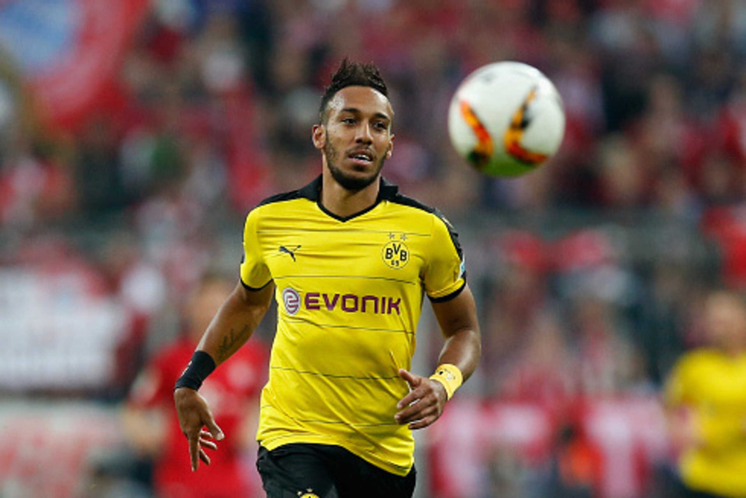 MUNICH, GERMANY - OCTOBER 04:  Pierre-Emerick Aubameyang of Borussia Dortmund runs with the ball during the Bundesliga match between FC Bayern Muenchen and Borussia Dortmund at Allianz Arena on October 4, 2015 in Munich, Germany.  (Photo by Boris Streubel