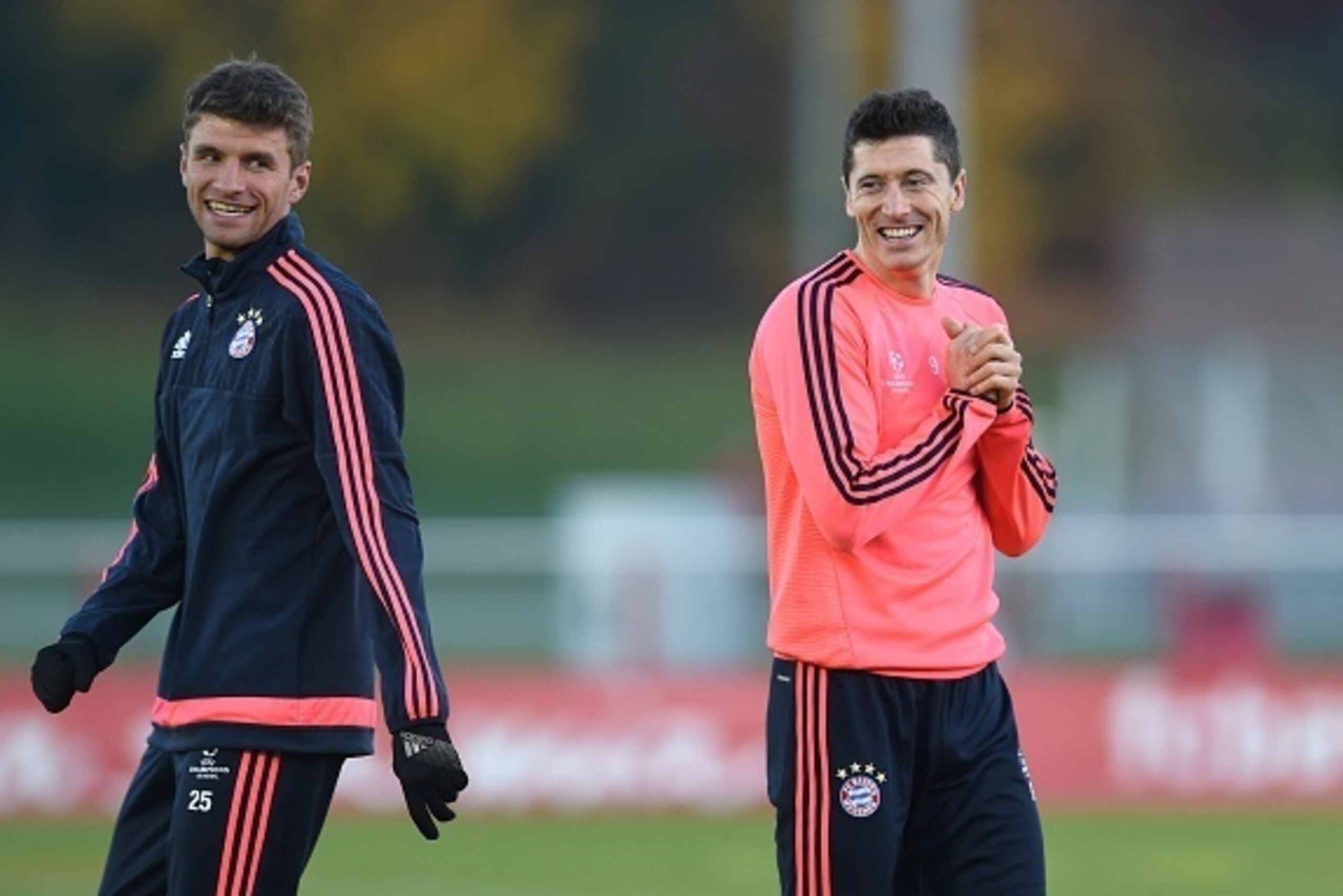 Bayern Munich's Polish striker Robert Lewandowski (R) and his teammate Bayern Munich's midfielder Thomas Mueller share a smile during the training session on the eve of the UEFA Champions League Group F second-leg football match between Bayern Munich and 