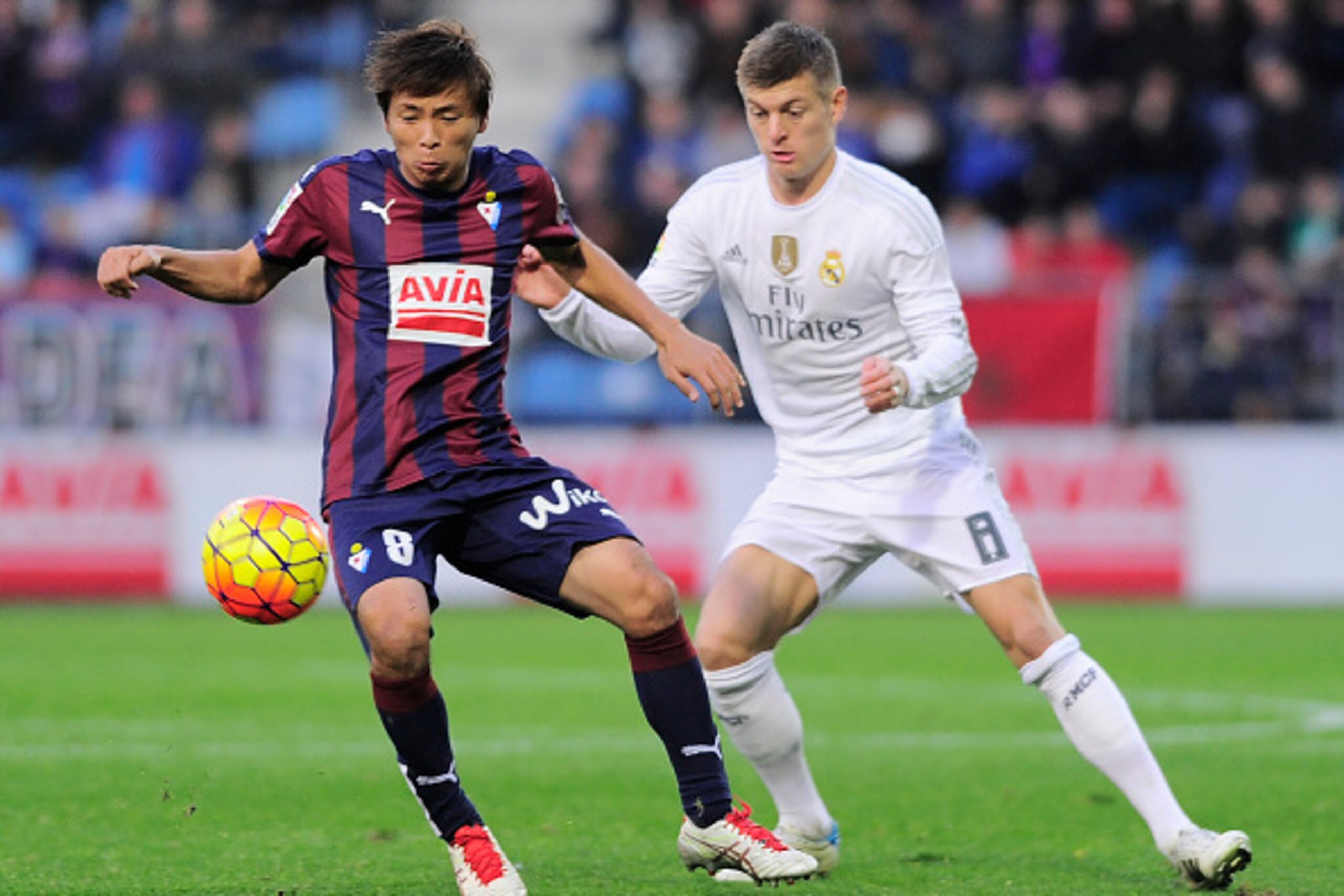 Eibar's Japanese midfielder Takashi Inui (L) vies with Real Madrid's German midfielder Toni Kroos (R) during the Spanish league football match SD Eibar vs Real Madrid CF at the Ipurua stadium in Eibar on November 29, 2015. AFP PHOTO/ ANDER GILLENEA / AF Eibar's Japanese midfielder Takashi Inui (L) vies with Real Madrid's German midfielder Toni Kroos (R) during the Spanish league football match SD Eibar vs Real Madrid CF at the Ipurua stadium in Eibar on November 29, 2015. AFP PHOTO/ ANDER GILLENEA / AF