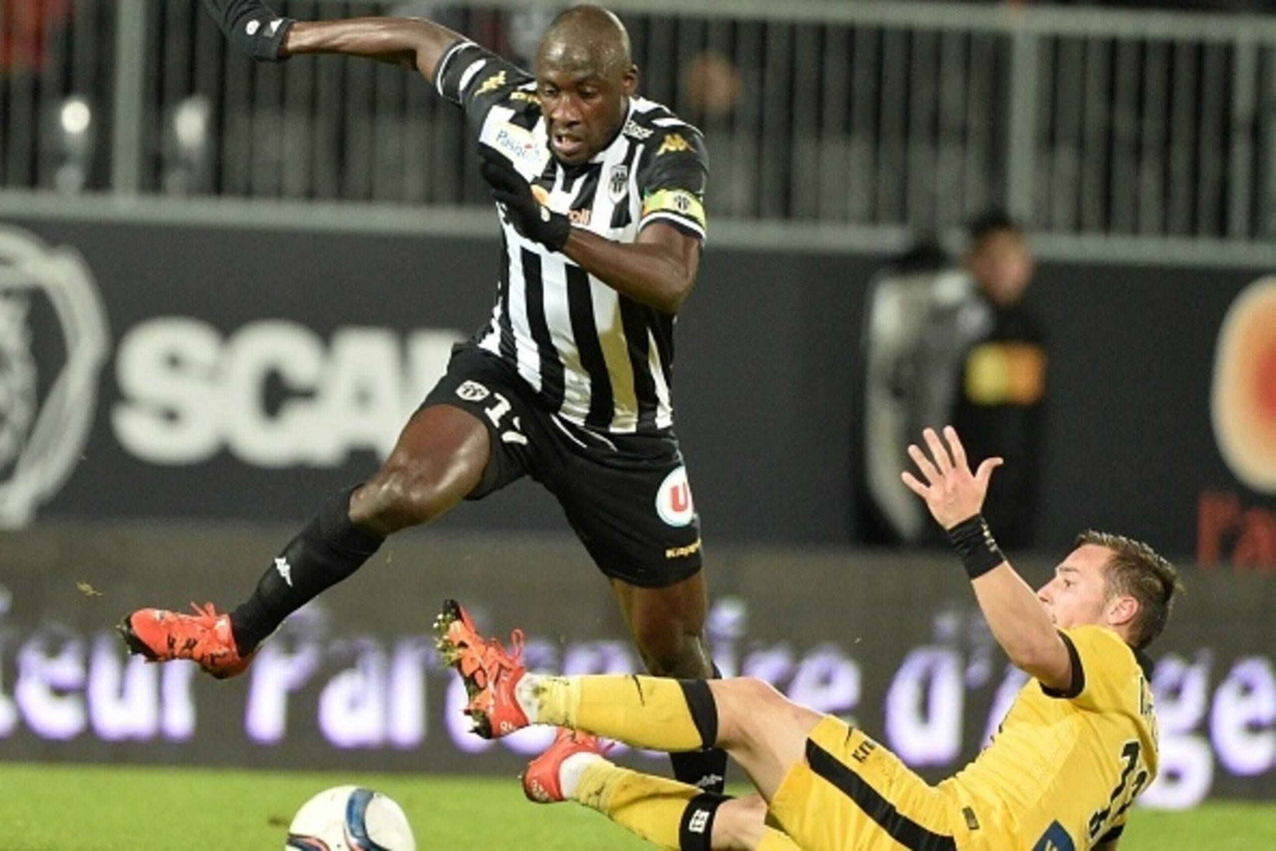 Angers' Senegalese midfielder Cheikh N'Doye (L) vieswith Lille's French midfielder Eric Bautheac (R) during the French L1 football match between Angers (SCO) and Lille (LOSC), on November 28 2015, in Jean Bouin Stadium, in Angers, western France.  AFP PHO