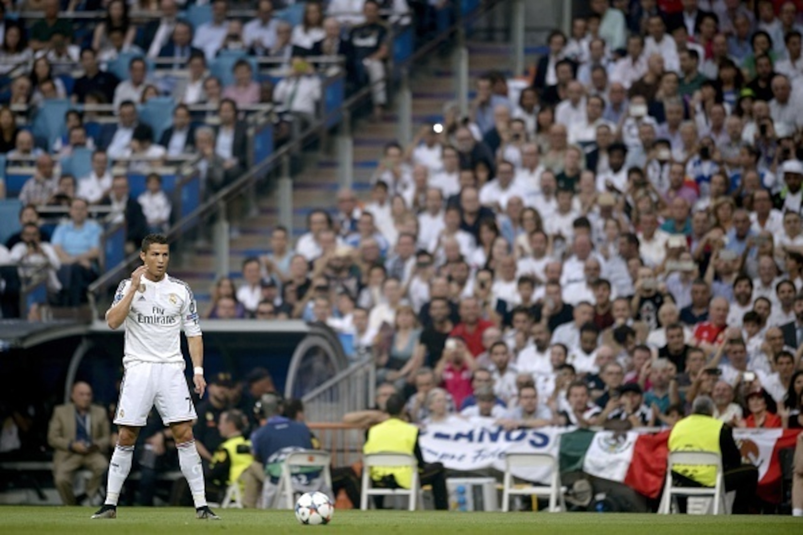 Real Madrid's Portuguese forward Cristiano Ronaldo waits to kick a ball during the UEFA Champions League semifinal second leg football match Real Madrid FC vs Juventus at the Santiago Bernabeu stadium in Madrid on May 13, 2015. AFP PHOTO / DANI POZO Real Madrid's Portuguese forward Cristiano Ronaldo waits to kick a ball during the UEFA Champions League semifinal second leg football match Real Madrid FC vs Juventus at the Santiago Bernabeu stadium in Madrid on May 13, 2015. AFP PHOTO / DANI POZO