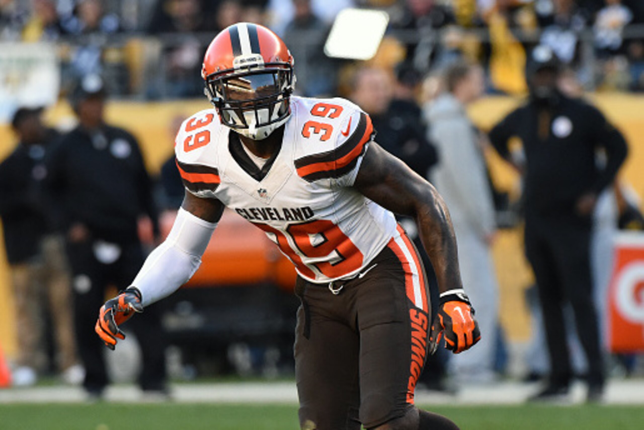 PITTSBURGH, PA - NOVEMBER 15:  Safety Tashaun Gipson #39 of the Cleveland Browns pursues the play during a game against the Pittsburgh Steelers at Heinz Field on November 15, 2015 in Pittsburgh, Pennsylvania.  The Steelers defeated the Browns 30-9. (Photo