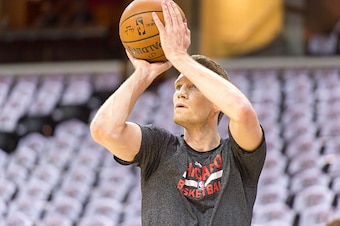 CLEVELAND, OH - MAY 12: Mike Dunleavy #34 of the Chicago Bulls warms up prior to the game against the Cleveland Cavaliers during Game Five in the Eastern Conference Semifinals of the 2015 NBA Playoffs 2015 at Quicken Loans Arena on May 12, 2015 in Clevela