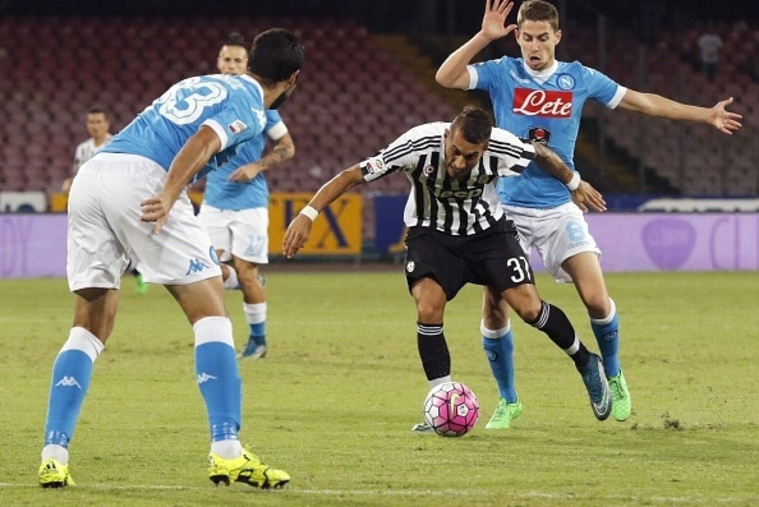 Juventus' Argentinian midfielder Roberto Pereyra (2ndR) vies with Napoli's Brazilian midfielder Jorginho (R) during the Italian Serie A football match SSC Napoli vs FC Juventus on September 26, 2015 at the San Paolo stadium in Naples. AFP PHOTO / CARLO HE