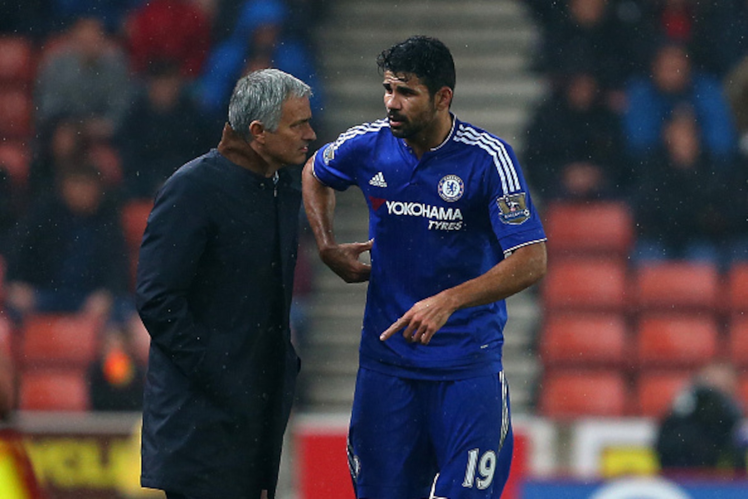 STOKE ON TRENT, ENGLAND - OCTOBER 27:  Jose Mourinho Manager of Chelsea talks to Diego Costa of Chelsea during the Capital One Cup Fourth Round match between Stoke City and Chelsea at Britannia Stadium on October 27, 2015 in Stoke on Trent, England.  (Pho