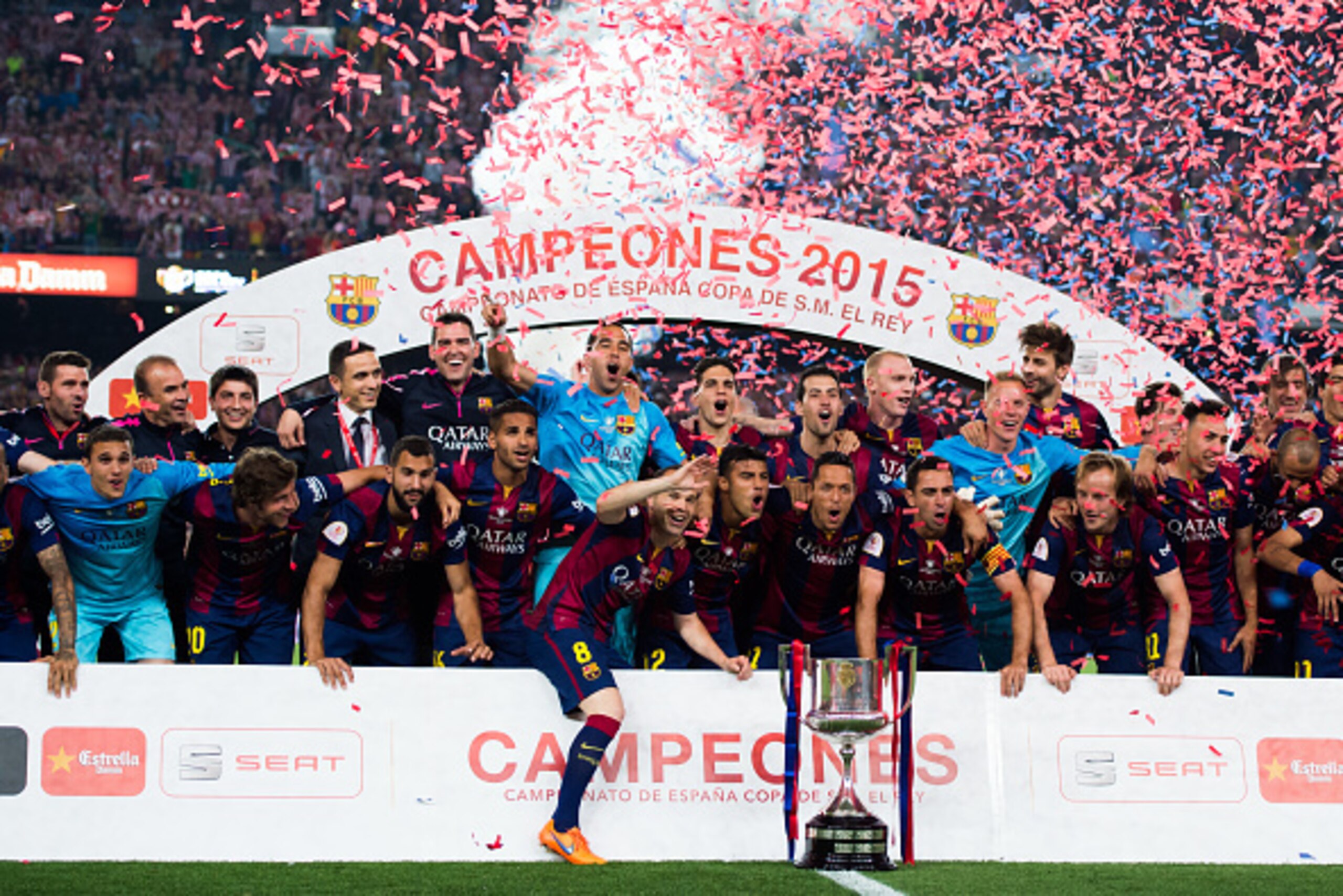 BARCELONA, SPAIN - MAY 30:  Players of FC Barcelona pose with the Copa del Rey trophy after the Copa del Rey Final between Athletic Club and FC Barcelona at Camp Nou on May 30, 2015 in Barcelona, Spain.  (Photo by Alex Caparros/Getty Images)