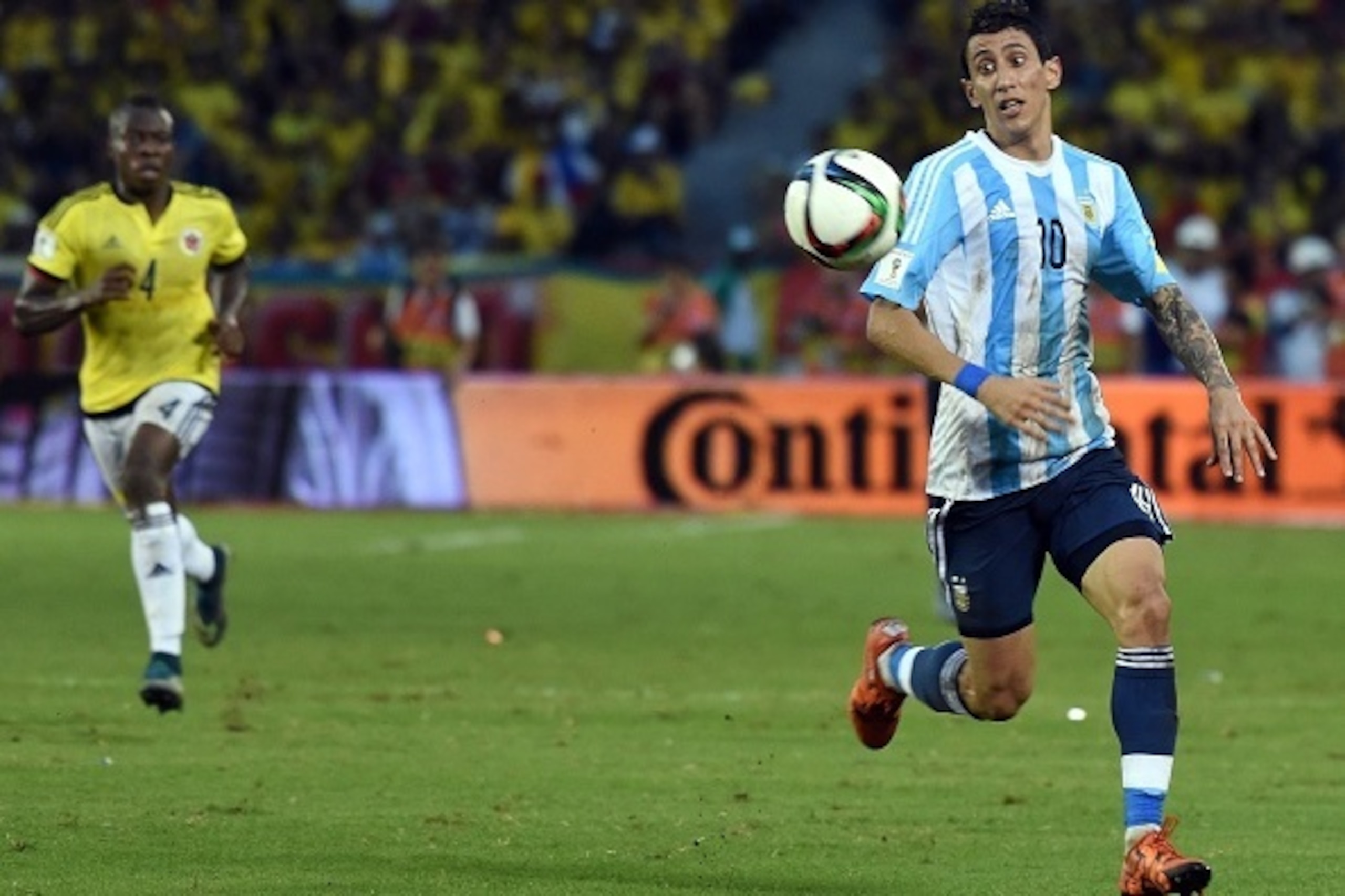 Argentina's Angel Di Maria (R) eyes the ball as Colombia's Helibelton Palacios looks on during their Russia 2018 FIFA World Cup South American Qualifiers football match, in Barranquilla, Colombia, on November 17, 2015.   AFP PHOTO / LUIS ACOSTA        (Ph