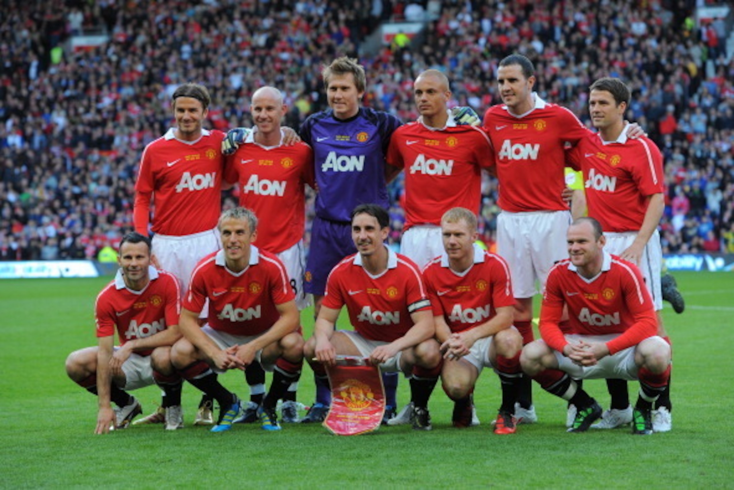 A Manchester United team including former players lines up for a picture before a testimonial football match against Juventus for United's Gary Neville's at Old Trafford in Manchester, north west England, on May 24, 2011. (Back L-R) David Beckham, Nicky B