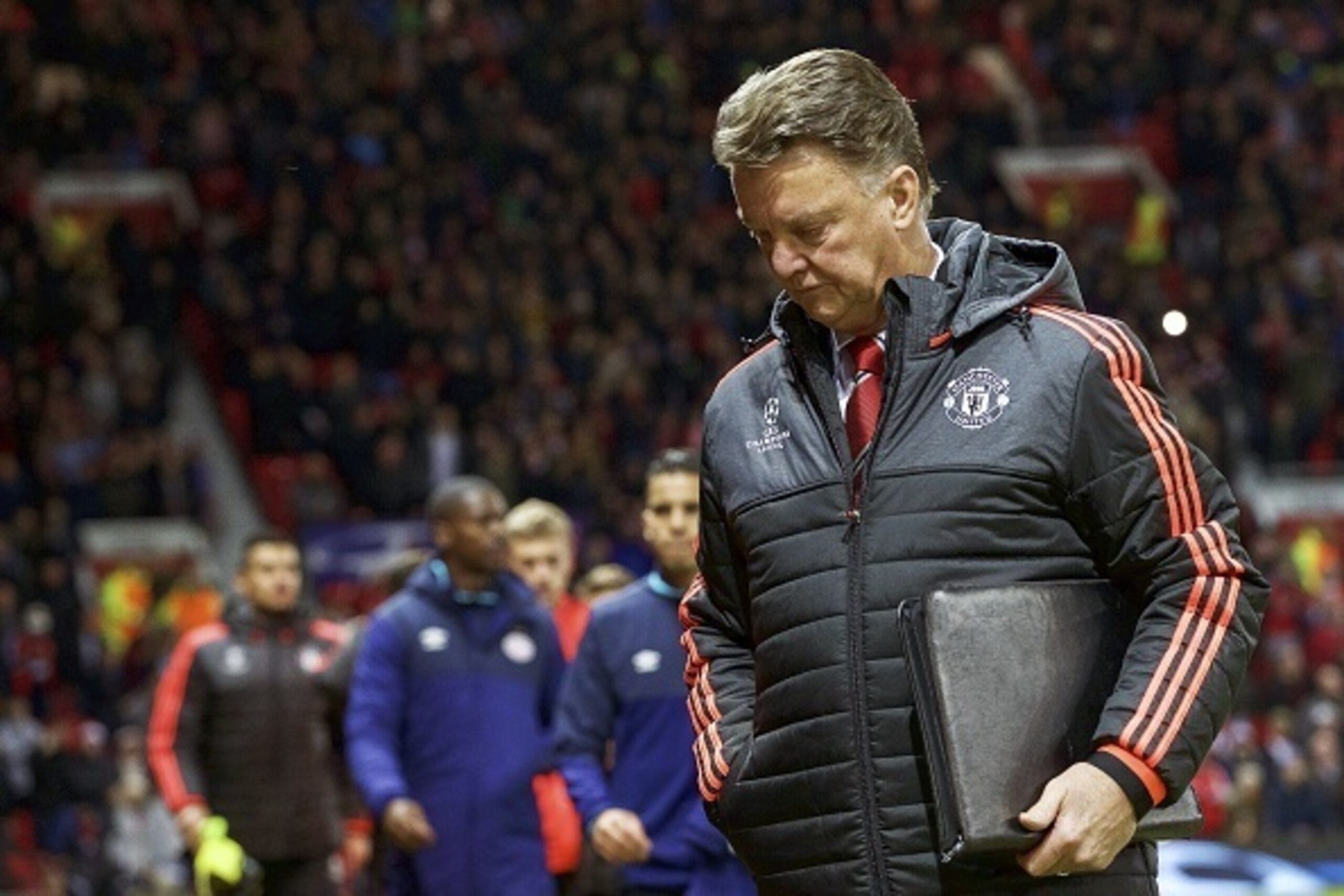 coach Louis van Gaal of Manchester United during the UEFA Champions League group B match between Manchester United and  PSV Eindhoven on November 25, 2015 at Old Trafford in Manchester, England(Photo by VI Images via Getty Images)