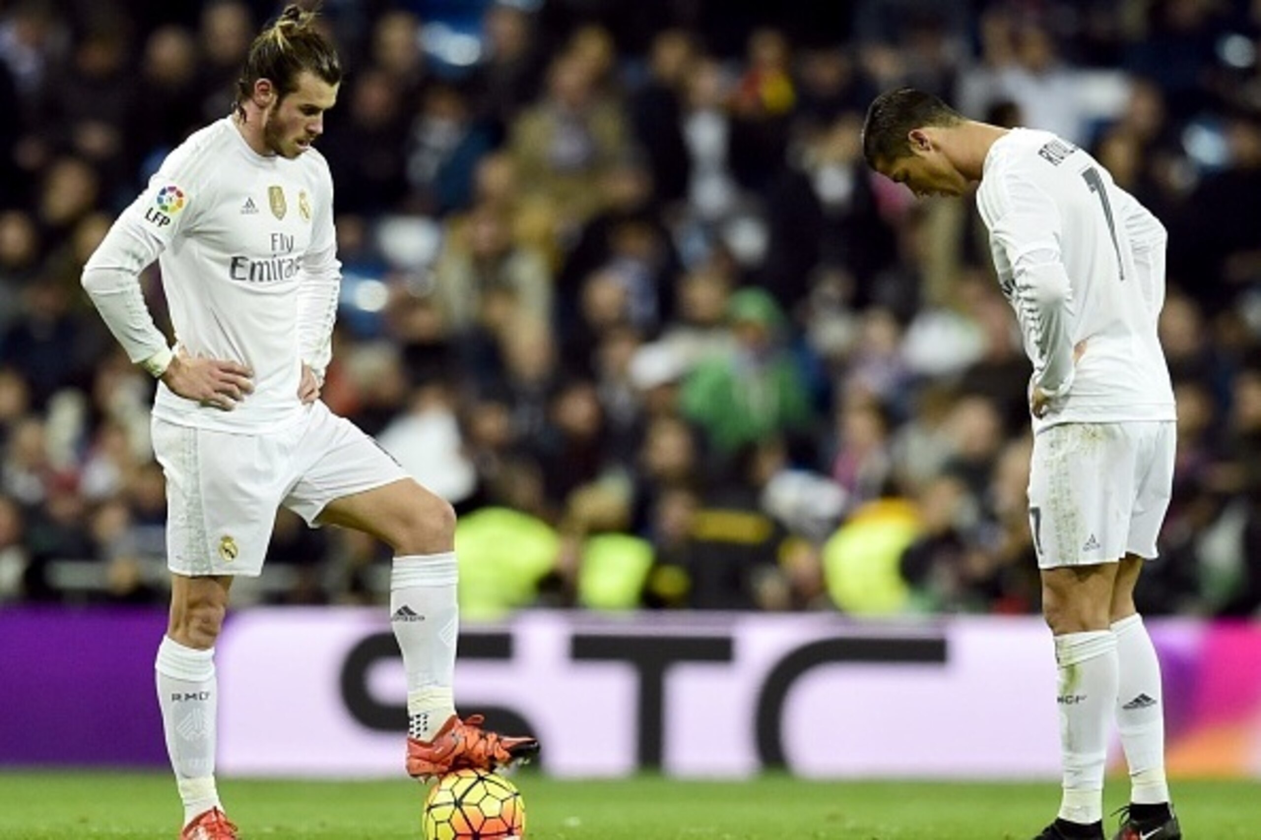 Real Madrid's Welsh forward Gareth Bale (L) and Real Madrid's Portuguese forward Cristiano Ronaldo stand during the Spanish league 'Clasico' football match Real Madrid CF vs FC Barcelona at the Santiago Bernabeu stadium in Madrid on November 21, 2015. AFP